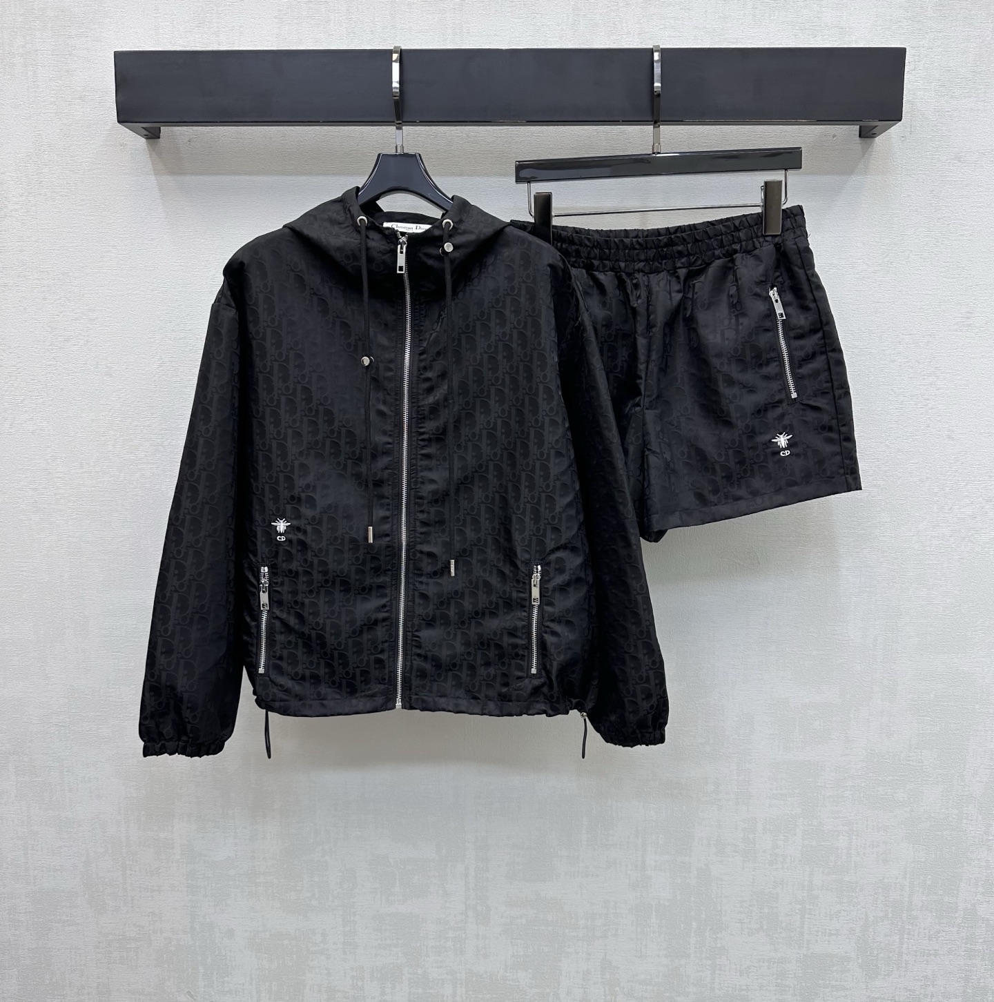 NO:760448,Dio*2026 new products are on the shelves. The assault hooded jacket and shorts suit is made of YB imported jacquard assault material. It is quite wide and stylish. The iconic letter jacquard element throughout the body echoes the CD bee embroidery logo on the waist to highlight the brand tone. The zipper adjustment with drawstring design adds a sense of layering to the look. The development of surface accessories. The details of the hooded zipper jacket are cut with elastic waist and shorts. The details echo up and down. The complete set is sweet and fashionable. High version 2 colors, dior, shorts, jackets  & coats,hats,19860909Dio*2026新品上架冲锋连帽外套短裤套装定制YB进口提花冲锋材质 挺阔有型 通体标志性字母提花元素 呼应腰侧CD蜜蜂刺绣徽标 彰显品牌调性 开襟拉链调节配合抽绳设计 增添造型层次感 面辅料开发 连帽拉链外套松紧腰短裤剪裁 细节上下呼应 成套穿搭甜酷时髦  高版本2色,,dior,shorts,jackets & coats,hats,,Women's clothing