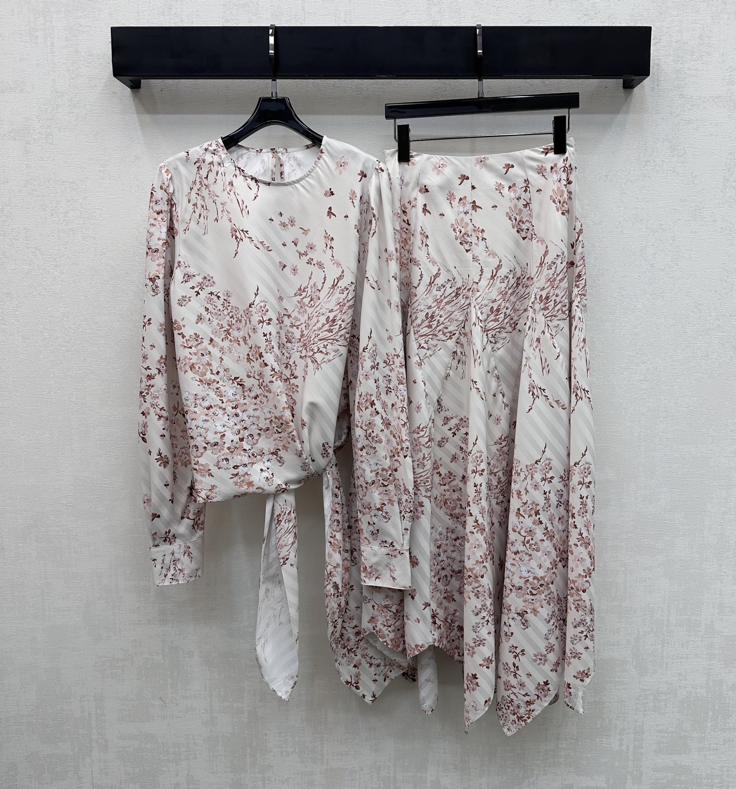 NO:760417,Louis Vuitto*2026 new arrivals printed strappy top and skirt suit customized YB imported twill material, breathable and comfortable, full of texture, using knotted straps to adjust the design, adding layering to the look. The whole body is printed with branch and flower pattern elements to highlight the brand tone. Development of surface accessories. Round neck long-sleeved top and pleated skirt cut. The set of upper body is fashionable and high-end. A must-have for daily commuting and dating. High version, Louis Vuitton, skirts,19860909Louis Vuitto*2026新品上架印花绑带上衣半裙套装定制YB进口斜纹绸材质 透气舒适 质感十足 沿用打结绑带调节设计 增添造型层次感 通体满印树枝花卉图案元素 彰显品牌调性 面辅料开发 圆领长袖上衣压褶半裙剪裁 成套上身时髦高级 日常通勤约会必备  高版本,,louis vuitton,skirts,,Women's clothing