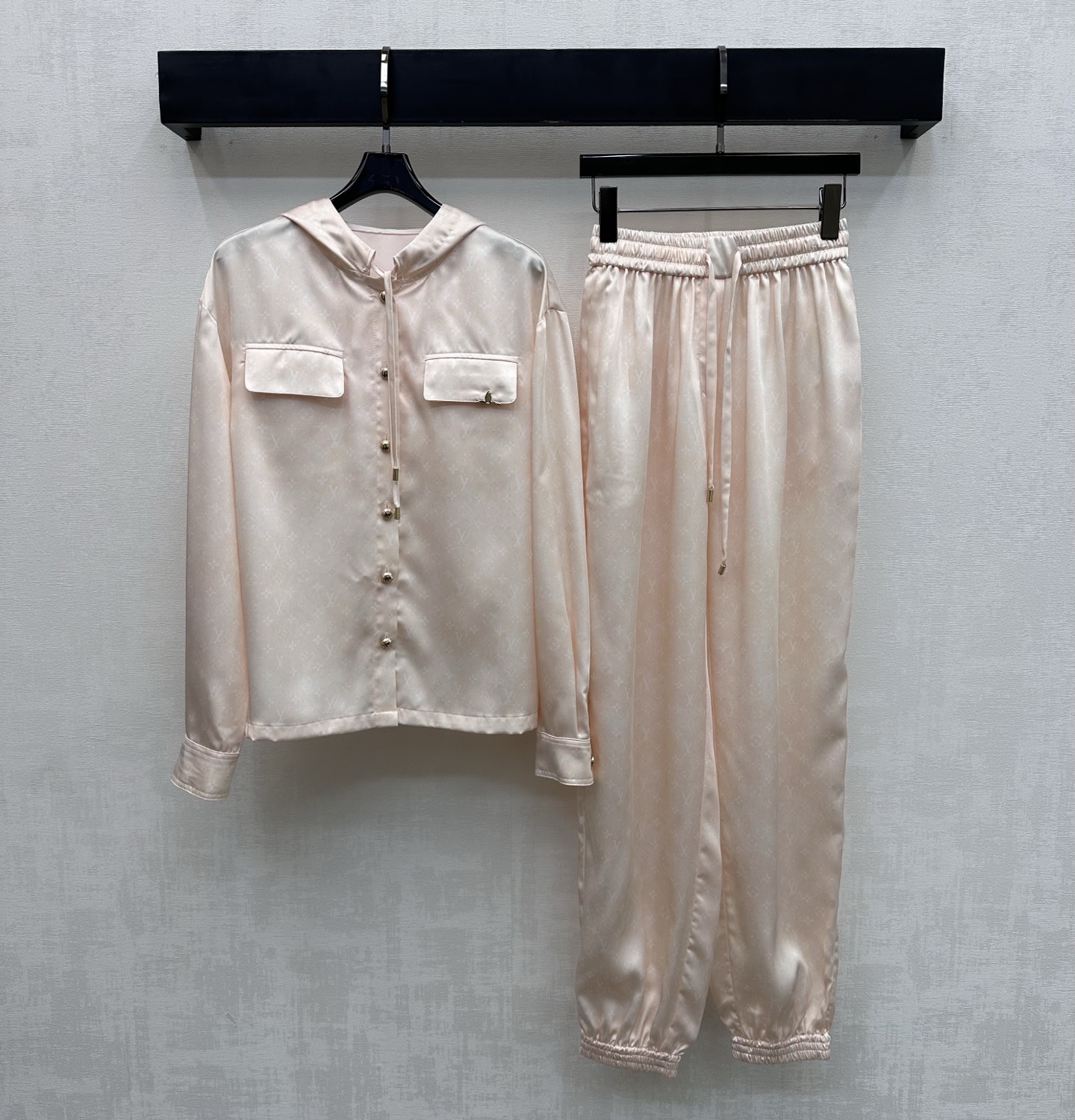 NO:760432,Louis Vuitto*2026 new product launch printed hooded shirt and trousers suit customized with YB imported twill thick material, skin-friendly and comfortable, four-leaf clover element letter logo pattern printed all over the body, highlighting the brand tonality, showing a sense of socialite old money, placket button adjustment and symmetrical flap pocket design, adding layering to the look. Surface accessories development, hooded shirt jacket paired with the same series of leggings trousers suit, complete set of upper body is loose and lazy, suitable for commuting and home wear.  high version,,louis vuitton,jackets & coats,hats,19860909Louis Vuitto*2026新品上架印花连帽衬衣长裤套装定制YB进口斜纹稠材质 亲肤舒适 通体满印四叶草元素字母徽标图案 彰显品牌调性 呈现名媛老钱感 开襟纽扣调节配合对称翻盖口袋设计 增添造型层次感 面辅料开发 连帽衬衣外套搭配同系列束腿长裤套装 成套上身松弛慵懒 通勤家居外穿均适配  高版本,,louis vuitton,jackets & coats,hats,,Women's clothing