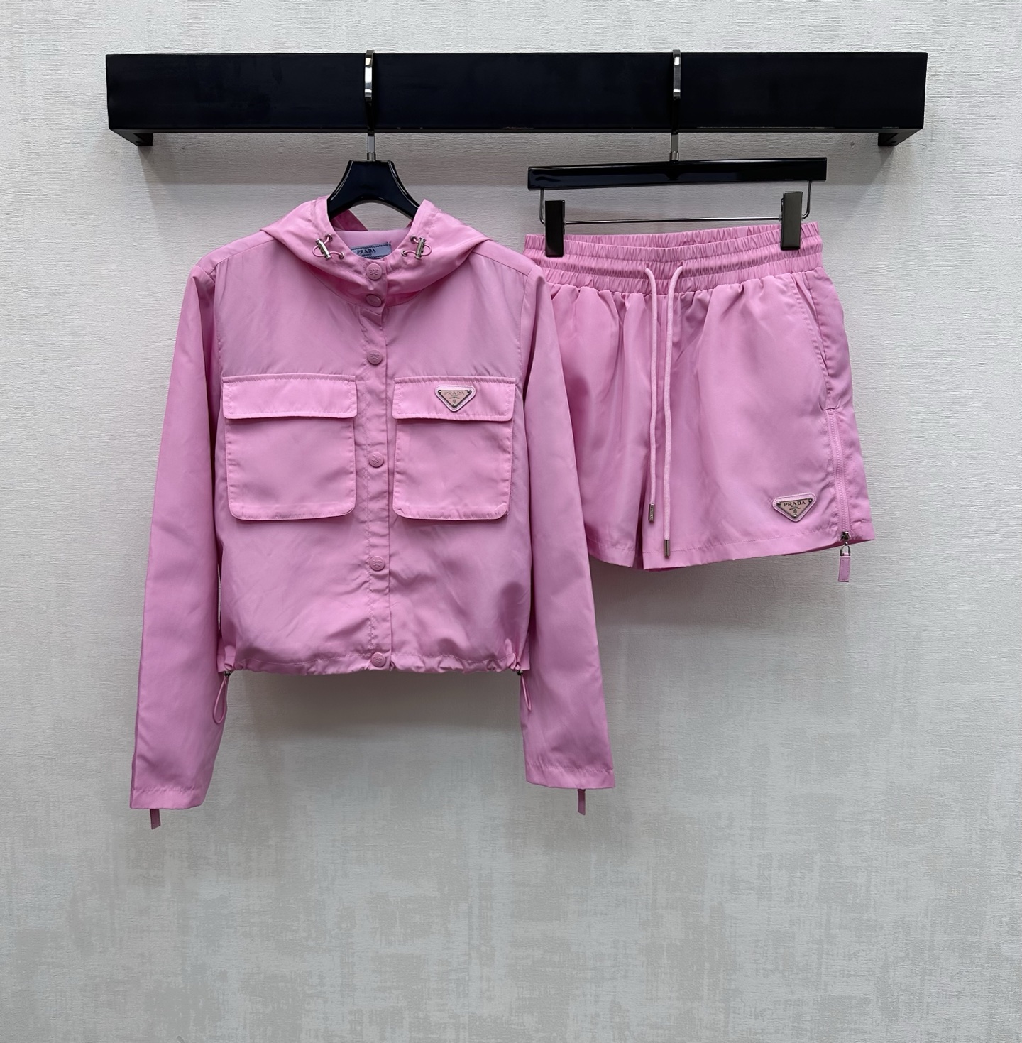 NO:760416,Prad*2026 new arrivals hooded jacket and shorts suit customized with YB imported nylon material. Glossy, comfortable and stylish. Use snap buttons to adjust. Use symmetrical flap pockets to create layers while adding a casual atmosphere to work clothes. Embellished with the iconic triangle logo to highlight the brand tone. Hem drawstring adjustment design for flexible movement, adding layering to the look. Development of surface accessories. Hooded zipper jacket drawstring shorts cut. Complete set of fashionable outfits.  High version 2 colors,,prada,shorts,jackets & coats,hats,19860909Prad*2026新品上架连帽外套短裤套装定制YB进口尼龙材质 光泽舒适有型 沿用开襟按扣调节 配合对称翻盖口袋形成层次同时增加工装休闲气息 配合标志性三角徽标点缀之上 彰显品牌调性 下摆抽绳调节设计灵活行动 增添造型层次感 面辅料开发 连帽拉链外套抽绳短裤剪裁 成套穿搭潮流时髦  高版本2色,,prada,shorts,jackets & coats,hats,,Women's clothing