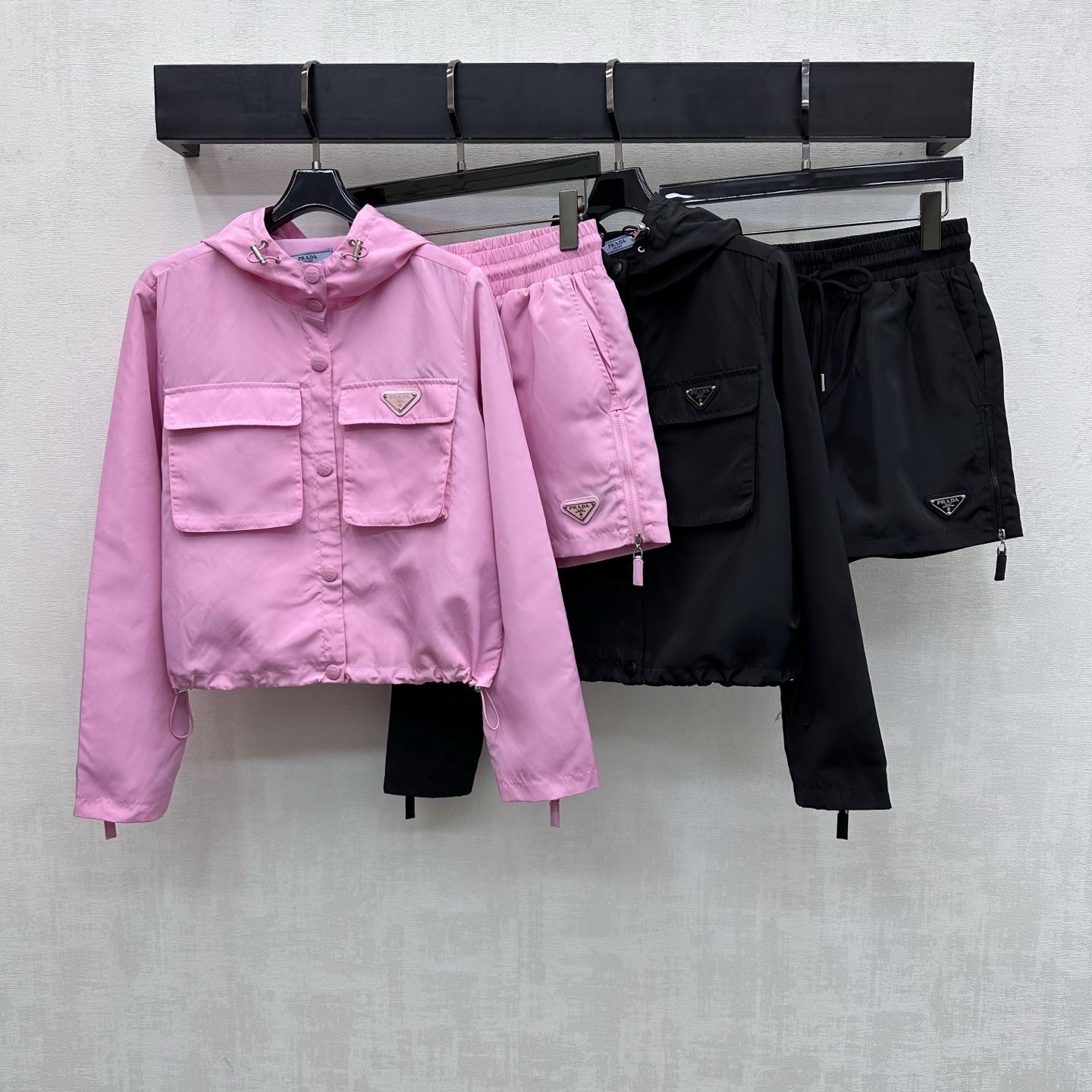 NO:760433,Prad*2026 new arrivals hooded jacket and shorts suit customized with YB imported nylon material. Glossy, comfortable and stylish. Use snap buttons to adjust. Use symmetrical flap pockets to create layers while adding a casual atmosphere to work clothes. Embellished with the iconic triangle logo to highlight the brand tone. Hem drawstring adjustment design for flexible movement, adding layering to the look. Development of surface accessories. Hooded zipper jacket drawstring shorts cut. Complete set of fashionable outfits.  High version 2 colors,,prada,shorts,jackets & coats,hats,19860909Prad*2026新品上架连帽外套短裤套装定制YB进口尼龙材质 光泽舒适有型 沿用开襟按扣调节 配合对称翻盖口袋形成层次同时增加工装休闲气息 配合标志性三角徽标点缀之上 彰显品牌调性 下摆抽绳调节设计灵活行动 增添造型层次感 面辅料开发 连帽拉链外套抽绳短裤剪裁 成套穿搭潮流时髦  高版本2色,,prada,shorts,jackets & coats,hats,,Women's clothing