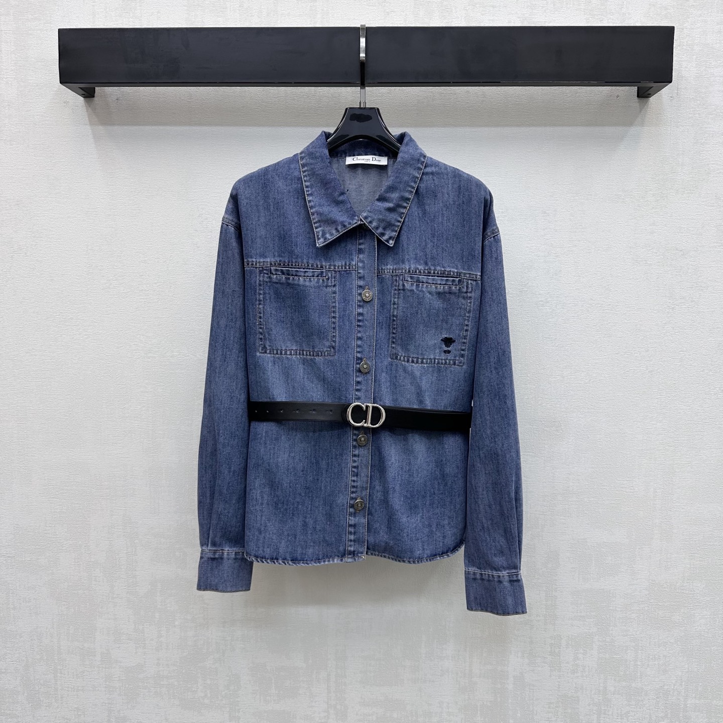 NO:760402,Dio*2026 new arrival belt denim shirt customized with YB imported Tencel denim material. Full texture. Washed and old-fashioned. Symmetrical pocket design on the chest. Iconic imprinted placket buckle to adjust the leather CD belt decoration. Adds layering to the look. Letter bee embroidery on the waist is simple and advanced. Surface accessories development. Pointed collar long-sleeved shirt version tailoring. Presents a casual and free style. Fashionable and western style. High version, dior, shirts,19860909Dio*2026新品上架腰带牛仔衬衣定制YB进口天丝牛仔材质 质感十足 水洗做旧复古感 胸前饰以对称口袋设计 标志性刻印襟扣调节皮革CD腰带装饰 增添造型层次感 腰侧点缀字母蜜蜂刺绣简约高级 面辅料开发 尖领长袖衬衫版型剪裁 呈现随性自由的穿搭风格 穿搭时髦洋气  高版本,,dior,shirts,,Women's clothing