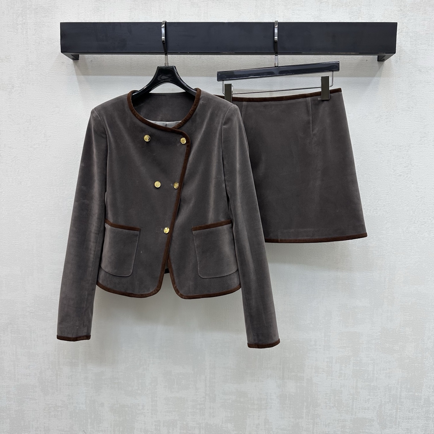 NO:760400,Celin* new product velvet hemmed dress suit, custom-made YB imported velvet material, glossy texture, not easy to stick to dust and wrinkles, decorated with khaki brown contrasting hem decoration, adding layering to the look. Metal buttons with engraved letters are adjusted to match the iconic Arc de Triomphe leather label design, highlighting the brand's tone. Development of fabric accessories. Round neck jacket with straight skirt. Wear with a western style to reduce age. Suit design, worry-free wear. A must-have for rich girls.  High version,,celine,skirts,jackets & coats,19860909Celin*新品上架丝绒捆边洋装套装定制YB进口丝绒材质 质感光泽 不易粘灰起皱 饰以卡其棕撞色捆边装饰 增添造型层次感 刻印字母金属纽扣调节配合标志性凯旋门皮标设计 彰显品牌调性 面辅料开发 圆领外套搭配直摆半裙 穿搭洋气减龄 套装设计 穿搭无忧 富家千金小姐姐必入 高版本,,celine,skirts,jackets & coats,,Women's clothing