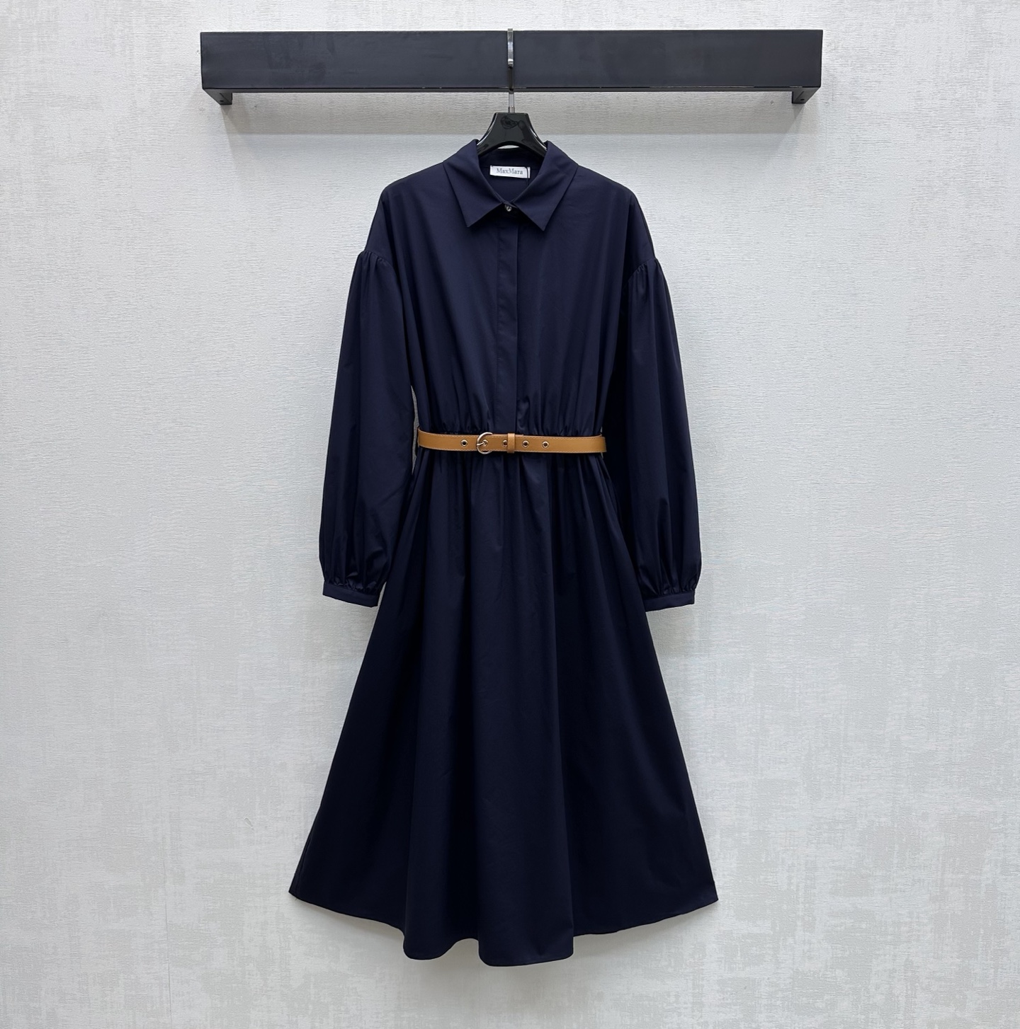 NO:760449,Max Mar*2026 new arrival lapel belt dress customized YB imported twill cotton material mercerized high-end texture Hidden button adjustment on the placket and puff lantern sleeve cutting design add layering to the look Contrast leather belt decoration on the waist Highlights the brand tone Refined and elegant Elegant and generous colors Development of side accessories Lapel shirt dress tailoring High-end and simple wear The first choice for daily vacations High version, skirts,19860909Max Mar*2026新品上架翻领腰带连衣裙定制YB进口斜纹全棉材质 丝光处理 质感高级 开襟隐藏式纽扣调节配合泡泡灯笼袖裁剪设计 增添造型层次感 腰间皮革撞色腰带装饰 彰显品牌调性 精致优雅 色彩典雅大方 面辅料开发 翻领衬衣裙剪裁 穿搭高级简约 日常度假首选  高版本,,skirts,,Women's clothing