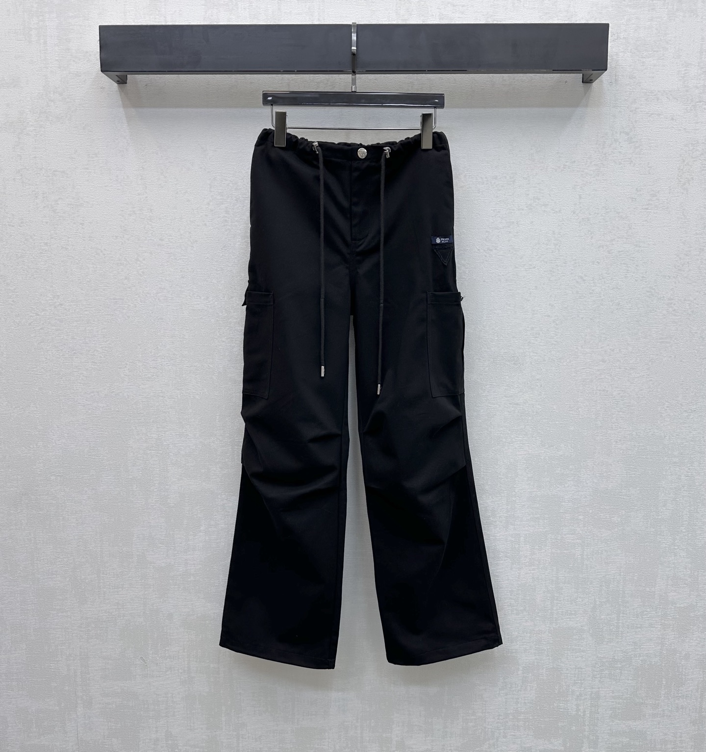 NO:760461,pPrad*2026 new arrival drawstring work trousers are made of imported YB twill cotton material. They are stiff, comfortable and stylish. They are decorated with large-capacity pockets on both sides to create layers and add a casual atmosphere to work clothes. They are decorated with iconic letters and triangular logos to highlight the brand tone. Details can highlight the sense of individuality and high-end. The waist drawstring adjustment is combined with the knee pleat cutting design for flexible movement, allowing youthful vitality to stand out. The straight version modifies the waist and crotch and is more tolerant to the body. Development of surface accessories  High-waisted straight-leg trousers are cut in a style that can be worn casually and fashionably. High version, prada,19860909pPrad*2026新品上架抽绳工装长裤定制YB进口斜纹全棉材质 挺括舒适有型 饰以两侧大容量口袋形成层次同时增加工装休闲气息 配合标志性字母与三角徽标装饰 彰显品牌调性 细节更能突出个性高级感 腰头抽绳调节配合膝盖褶皱裁剪设计灵活行动 让青春活力立显 直筒版型修饰腰身胯部对身材包容度更高 面辅料开发 高腰直筒长裤版型剪裁 随意搭配穿搭潮流时髦 高版本,,prada,,Women's clothing