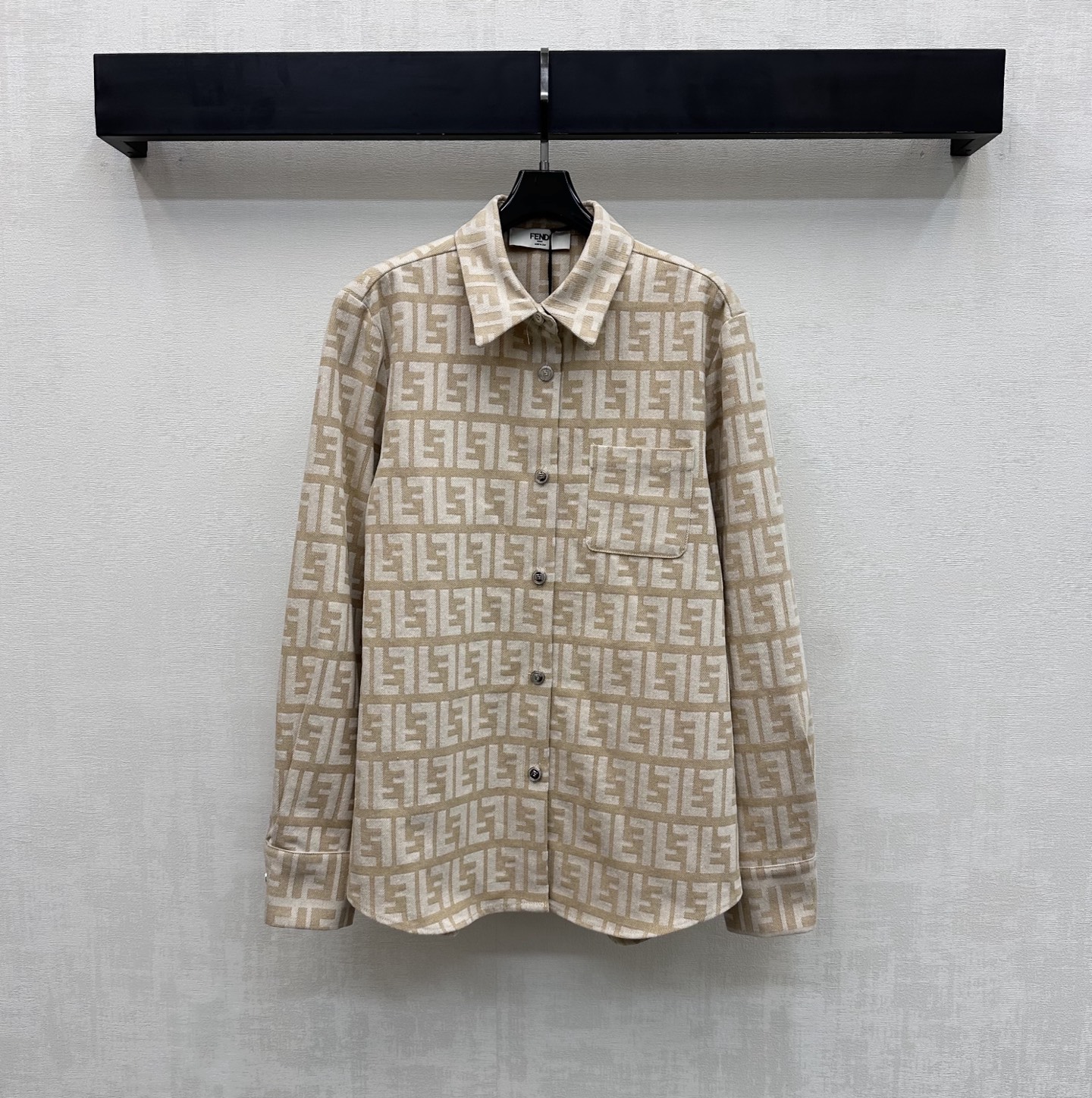 NO:760348,Fend*2026 new arrivals jacquard denim shirt jacket custom YB imported jacquard cotton denim material crisp and stylish with full appearance the iconic double F letter jacquard logo printed all over the body to highlight the brand tonality placket button adjustment design and decoration to add layering to the style surface accessories development lapel shirt jacket tailoring can be paired with the same series of shorts perfect for commuting and dating to show the elegant sense of gold high version, fendi, shorts, jackets & coats,19860909Fend*2026新品上架提花牛仔衬衣外套定制YB进口提花全棉牛仔材质 挺括有型 品相十足 通体满印标志性双F字母提花徽标 彰显品牌调性 开襟纽扣调节设计装饰 增添造型层次感 面辅料开发 翻领衬衣外套剪裁 可搭配同系列短裤 通勤约会穿搭完美演绎优雅千金感  高版本,,fendi,shorts,jackets & coats,,Women's clothing