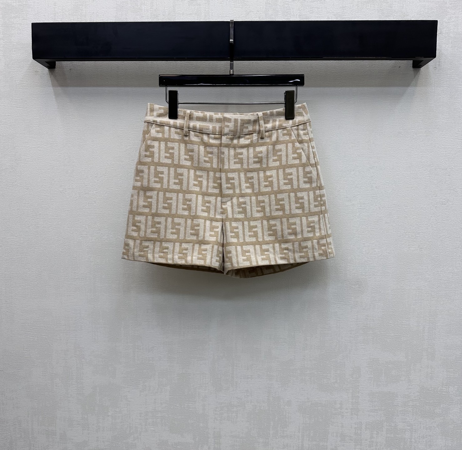 NO:760341,Fend*2026 new arrival jacquard denim shorts customized YB imported jacquard imported cotton denim material. Stiff and stylish, full of appearance. The iconic double F letter printing logo is printed all over the body to highlight the brand tone. The placket button adjustment design is matched with symmetrical pocket decoration to add layering to the look. The development of fabric accessories. High-waisted buttoned shorts cut. Can be matched with shirts from the same series. Stylish for commuting and dating. High version, fendi, shorts,19860909Fend*2026新品上架提花牛仔短裤定制YB进口提花进口全棉牛仔材质 挺括有型 品相十足 通体满印标志性双F字母印花徽标 彰显品牌调性 开襟纽扣调节设计配合对称插兜口袋装饰 增添造型层次感 面辅料开发 高腰系扣短裤剪裁 可搭配同系列衬衣 通勤约会穿搭出彩时髦  高版本,,fendi,shorts,,Women's clothing