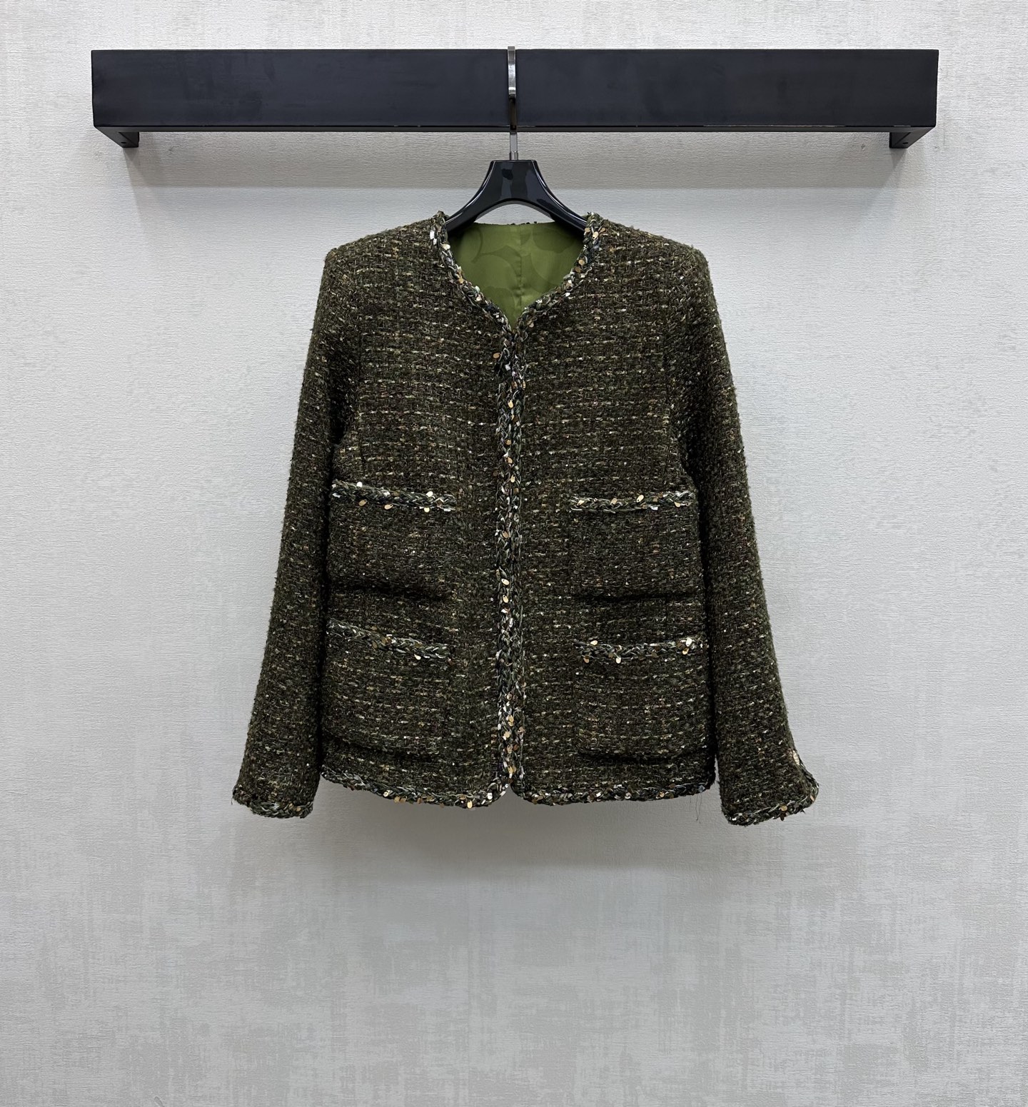 NO:760447,Chane*2026 New Arrival Round Neck Dress Beaded Trimming Jacket Customized YB Imported Woolen Material High-grade Texture and Full Appearance It Follows the Right Shoulder Pad Design to Fit the Human Body and Shows a Slender and Upright Figure Decorated with Beaded Sequined Trimming Decoration on the Front and Neckline Echoing the Upper Edge of the Pocket to Highlight the Brand's Tonality All-over Gold Silk Yarn Weaving Texture Design Adds Layering to the Modeling Surface Accessories Development Round Neck Long Sleeve Jacket Cutting  The upper body is elegant and classy. The best choice for formal occasions. High version 36 38 40,,chanel,jackets & coats,19860909Chane*2026新品上架圆领洋装钉珠捆边外套定制YB进口粗纺羊毛呢材质 质感高级 品相十足 沿用正肩垫肩设计贴合人体 更显身姿纤细挺拔 配合前襟和领口饰以钉珠亮片捆边装饰 与口袋上缘相互呼应 彰显品牌调性 通体金丝纱线编织纹理设计 增添造型层次感 面辅料开发 圆领长袖外套剪裁 上身显贵显质感 出席正式场合的不二之选  高版本36 38 40,,chanel,jackets & coats,,Women's clothing