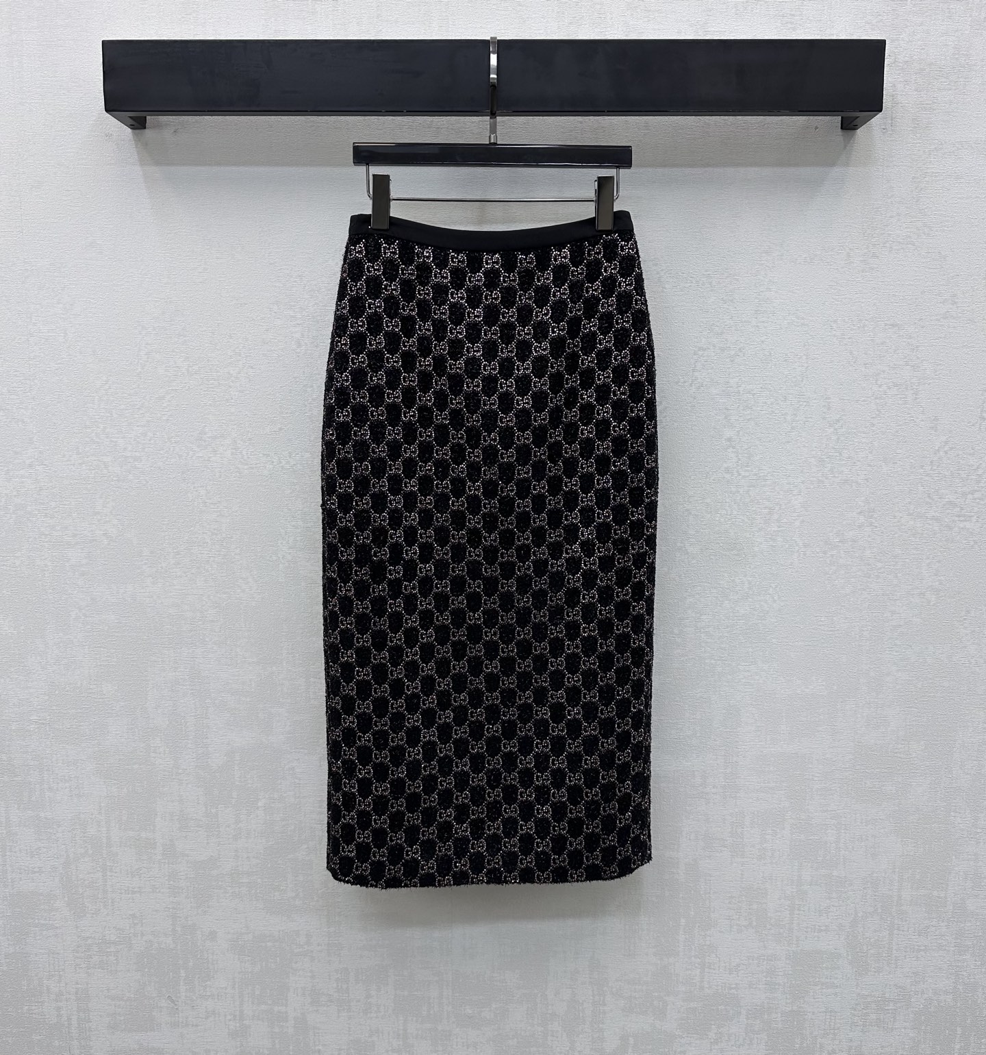 NO:761675,Gucc*2026 new products are on the shelves. Heavy-duty hot-drilled high-waisted skirts are made of custom-made YB imported cotton wool. The texture is high-end and the texture is obvious. The whole-body black bottoming is matched with plain hemming outline design. It is combined with the back slit to add layering to the look. It sets the eye-catching fashion tone. At the same time, the interspersed silver wire weaving texture rhombus is used to distribute the GG two-color rhinestone jacquard logo elements to highlight the brand tone. Surface accessories development. High-waisted straight skirt style tailoring. Can be matched with tops of the same series.  The zipper on the back waist makes it easy to put on and take off with a good proportion. The complete set shows French style. High version, gucci, skirts,19860909Gucc*2026新品上架重工烫钻高腰半裙定制YB进口棉毛材质 质感高级 肌理明显 通体黑色打底配合素色包边勾勒设计 配合后开叉处理 增添造型层次感 垫定亮眼时尚基调 同时利用穿插的银丝编织纹理菱格分布GG双色水钻提花徽标元素 彰显品牌调性 面辅料开发 高腰直筒半裙版型剪裁 可搭配同系列上装 后腰拉链方便穿脱轻松穿出好比例 成套穿搭尽显法式风范 高版本,,gucci,skirts,,Women's clothing