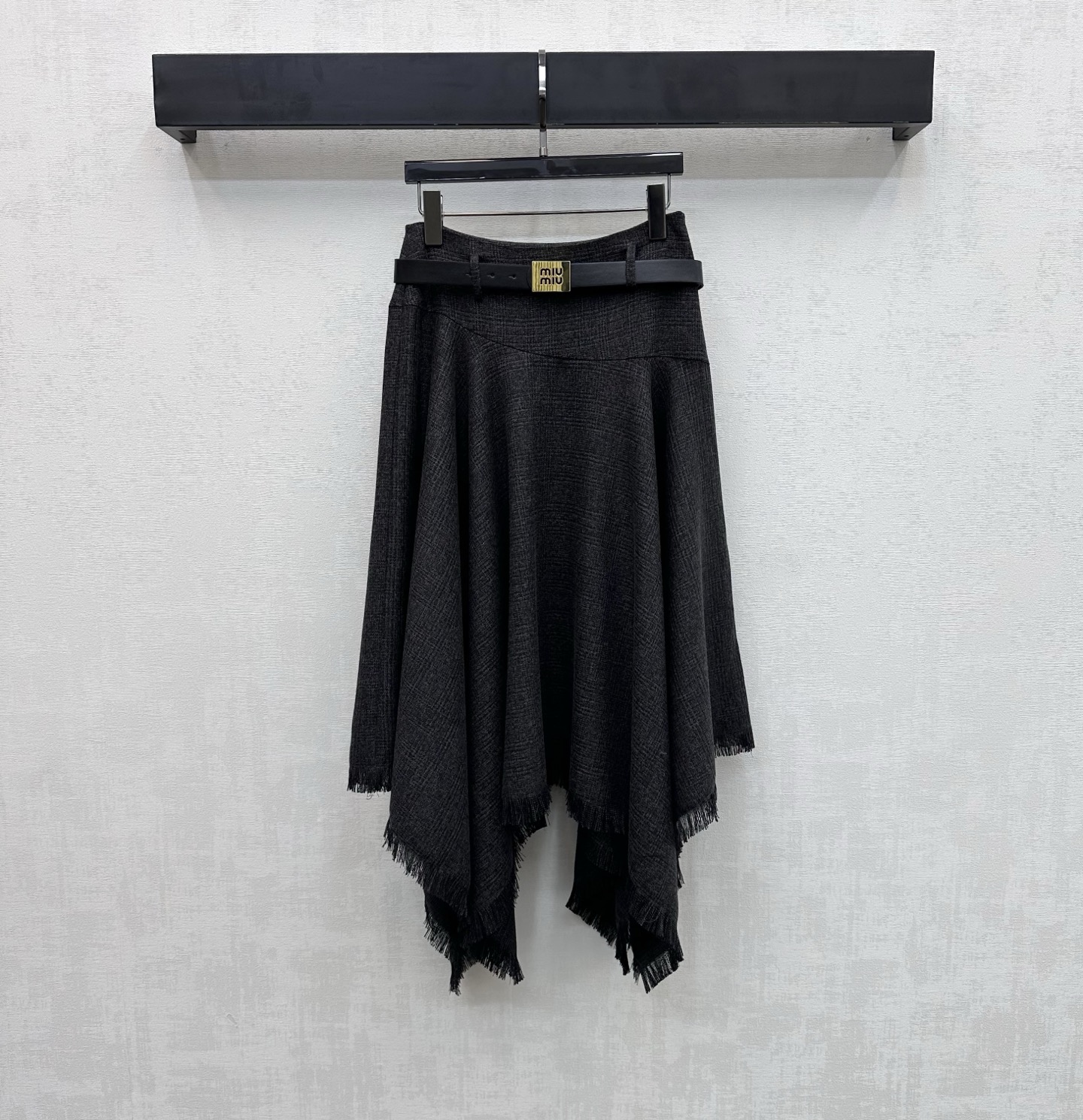 NO:760330,Miumi*2026 new product launch belt whiskered skirt customized YB imported fine imitation wool material, high-grade vertical and stylish, using the iconic metal letter logo belt adjustment design to highlight the brand tone, combined with the three-dimensional waistline to process the irregular whiskered skirt design, adding layering to the look. Development of surface accessories. Irregular skirt tailoring. Casual wear to meet various needs for commuting and dating. High version,,miumiu,skirts,19860909Miumi*2026新品上架腰带毛须半裙定制YB进口精仿羊毛材质 高级垂顺有型 沿用标志性金属字母徽标腰带调节设计 彰显品牌调性 配合立体腰线收型处理不规则毛须裙边设计 增添造型层次感 面辅料开发 不规则半裙剪裁 随意穿搭满足通勤约会多种需求 高版本,,miumiu,skirts,,Women's clothing