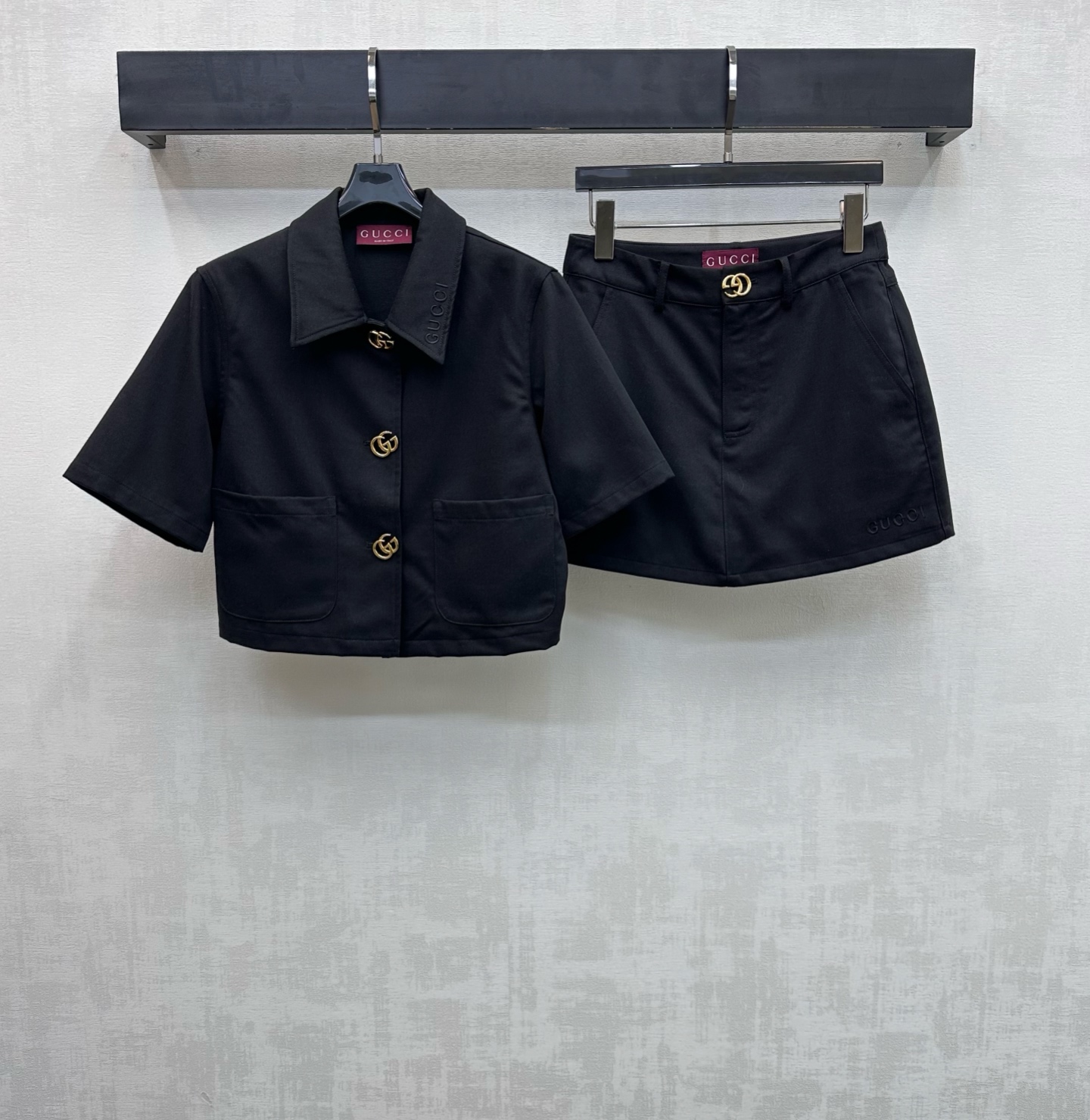 NO:760418,Gucc*2026 new product launch gold label denim jacket and culottes suit customized with YB imported twill cotton denim material. Stiff, comfortable and stylish. The iconic metal double G letter button is used to adjust the placket. It is designed with the embroidered letter logo on the collar to highlight the brand tone. Smooth and neat cutting lines and symmetrical pocket decorations add layering to the look. Development of surface accessories. Lapel short-sleeved jacket with high waist buttoned short culottes cut. Complete set to wear high-end fashion.  High version,,gucci,skirts,jackets & coats,T-shirt,19860909Gucc*2026新品上架金标牛仔外套裙裤套装定制YB进口斜纹棉牛仔材质 挺括舒适有型 沿用标志性金属双G字母纽扣调节开襟 配合领边刺绣字母徽标设计 彰显品牌调性 线条流畅利落裁剪 以及对称插兜口袋装饰 增添造型层次感 面辅料开发 翻领短袖外套高腰系扣短裙裤剪裁 成套穿搭高级时髦 高版本,,gucci,skirts,jackets & coats,T-shirt,,Women's clothing