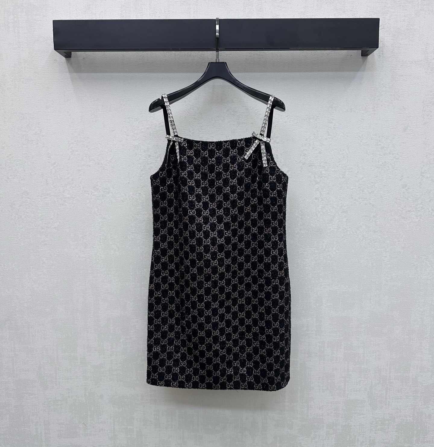 NO:761665,Gucc*2026 new products are on the shelves. Heavy-duty hot-drilled suspender skirts are made of YB imported cotton material. The texture is high-end and the texture is obvious. The all-over black base is combined with heavy-duty rhinestone bow chain shoulder straps to add layering to the look. It sets the eye-catching fashion tone. At the same time, the interspersed silver woven texture rhombus is used to distribute the GG two-color rhinestone jacquard logo elements to highlight the brand tone. Development of surface accessories. High-waisted suspender dress style tailoring. Can be paired with jackets of the same series.  The zipper on the back waist makes it easy to put on and take off with a good proportion. The complete set shows French style. High version, gucci, skirts, jackets & coats,19860909Gucc*2026新品上架重工烫钻吊带裙定制YB进口棉毛材质 质感高级 肌理明显 通体黑色打底配合重工水钻蝴蝶结链条肩带设计 增添造型层次感 垫定亮眼时尚基调 同时利用穿插的银丝编织纹理菱格分布GG双色水钻提花徽标元素 彰显品牌调性 面辅料开发 高腰吊带连衣裙版型剪裁 可搭配同系列外套 后腰拉链方便穿脱轻松穿出好比例 成套穿搭尽显法式风范  高版本,,gucci,skirts,jackets & coats,,Women's clothing