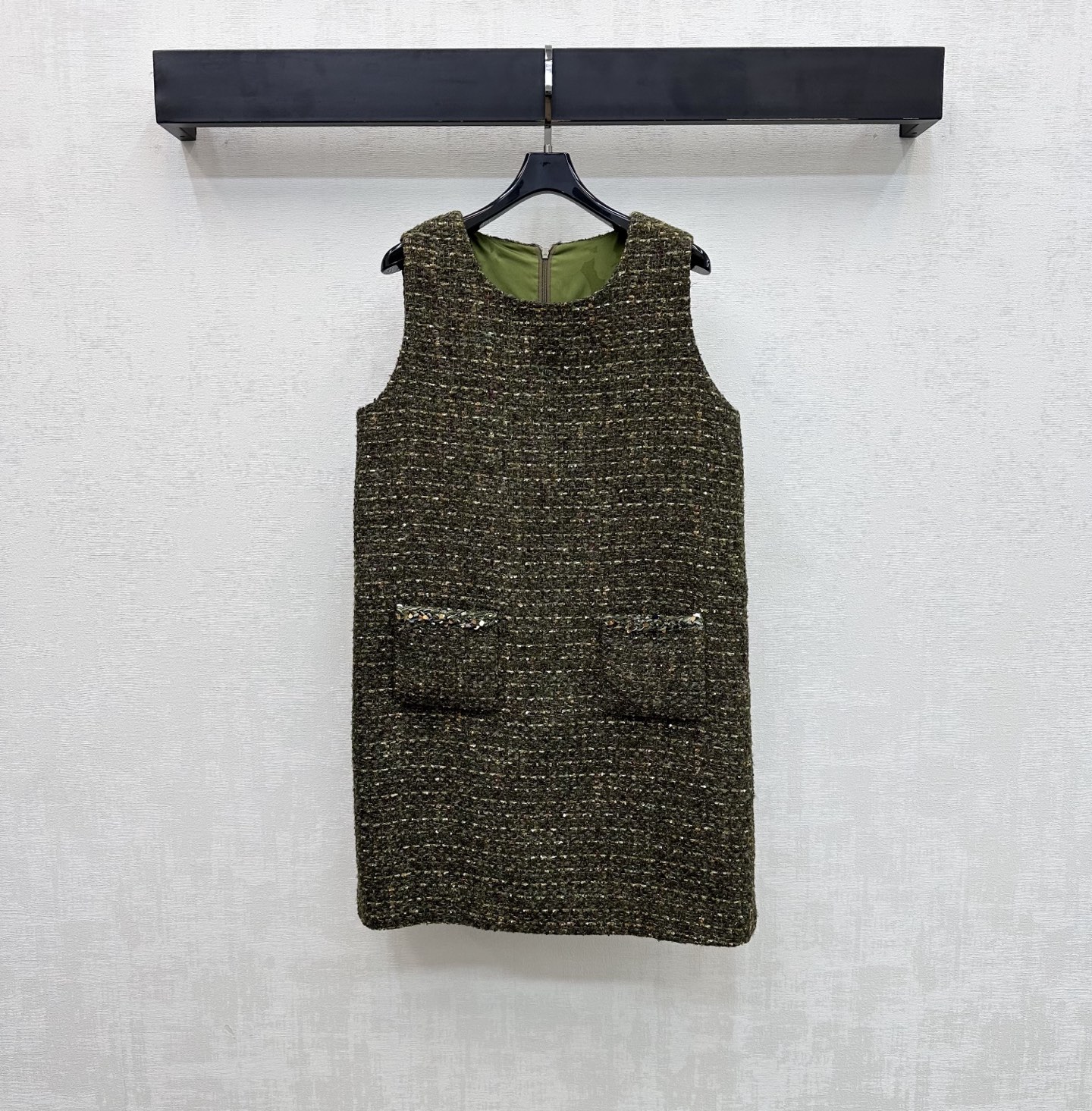 NO:761637,Chane*2026 New Arrival Round Neck Dress Vest Skirt Customized YB Imported Woolen Woolen Material High-grade Texture Full of Quality The Round Neck Straight Fit Design Fits the Human Body and Shows a Slender and Upright Body The Edges of the Symmetrical Pockets Are Decorated with Beaded Sequins Binding Decoration Echoing the Letter Jacquard Lining Highlights the Brand Tonality The All-over Gold Silk Yarn Weaving Texture Design Adds a Layer to the Modeling The Development of Surface Accessories Sleeveless Dress Cutting The upper body looks noble and textured  The perfect choice for formal occasions High version 36 38 40,,chanel,skirts,19860909Chane*2026新品上架圆领洋装背心裙定制YB进口粗纺羊毛呢材质 质感高级 品相十足 沿用圆领直筒版型设计贴合人体 更显身姿纤细挺拔 配合对称口袋边缘饰以钉珠亮片捆边装饰 呼应字母提花内衬 彰显品牌调性 通体金丝纱线编织纹理设计 增添造型层次感 面辅料开发 无袖连衣裙剪裁 上身显贵显质感 出席正式场合的不二之选  高版本36 38 40,,chanel,skirts,,Women's clothing