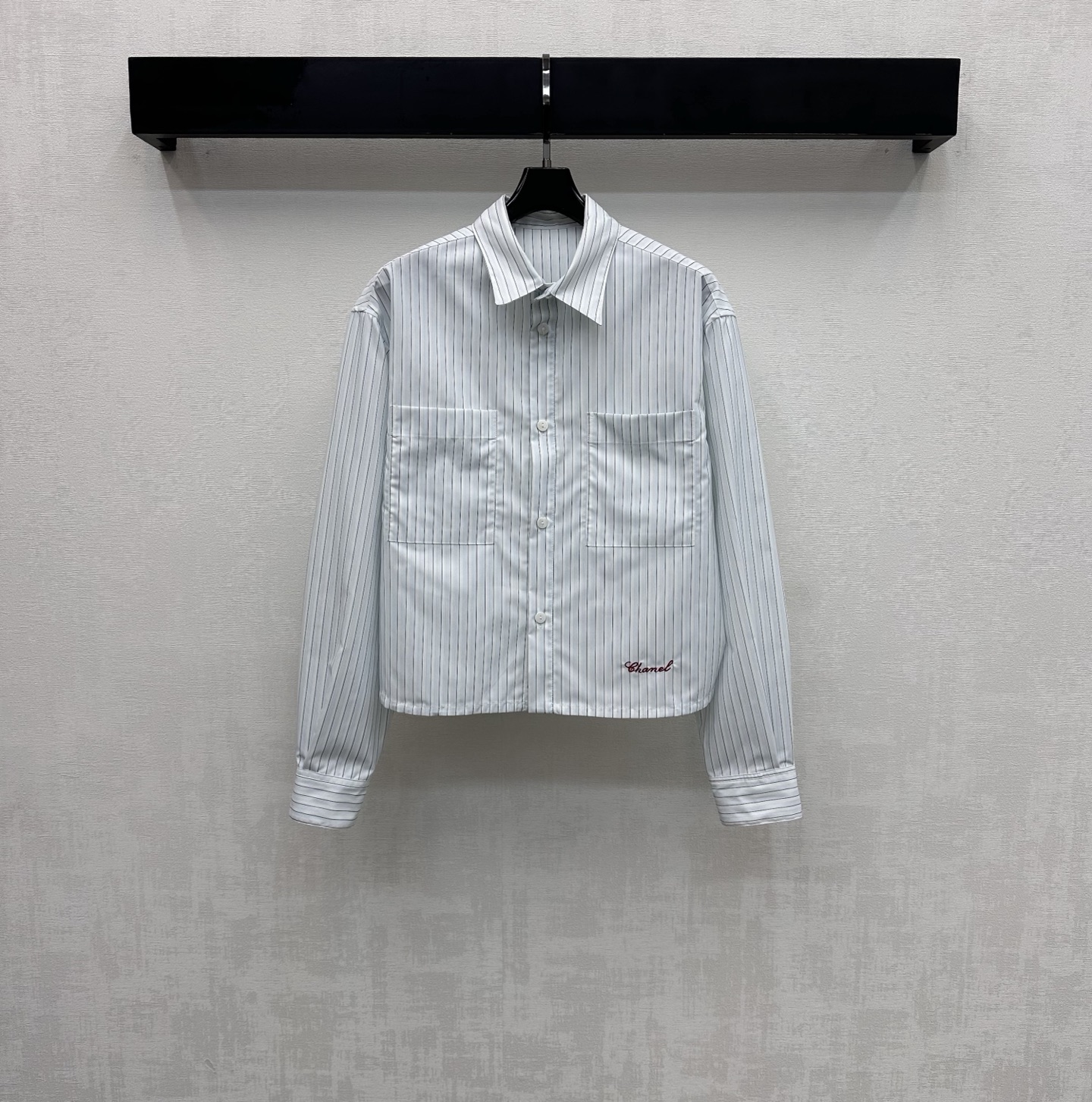 NO:790440,Chane*2026 new arrival lapel striped shirt customized YB imported twill cotton material Breathable and comfortable, full of texture Vertical stripe elements throughout the body Decorated with cloth label chain details on the inside of the front placket to add layering to the look The hem is embellished with the iconic embroidered letter logo design to highlight the brand tone Development of surface accessories Lapel short shirt tailoring Casual matching and lazy style High version 36 38 40,,chanel,shirts,19860909Chane*2026新品上架翻领条纹衬衫定制YB进口斜纹全棉材质 透气舒适 质感十足 通体竖条纹元素 配合前襟内侧布标链条细节装饰 增添造型层次感 下摆点缀标志性刺绣花体字母徽标设计 彰显品牌调性 面辅料开发 翻领短款衬衣剪裁 随意搭配穿搭慵懒洋气 高版本36 38 40,,chanel,shirts,,Women's clothing