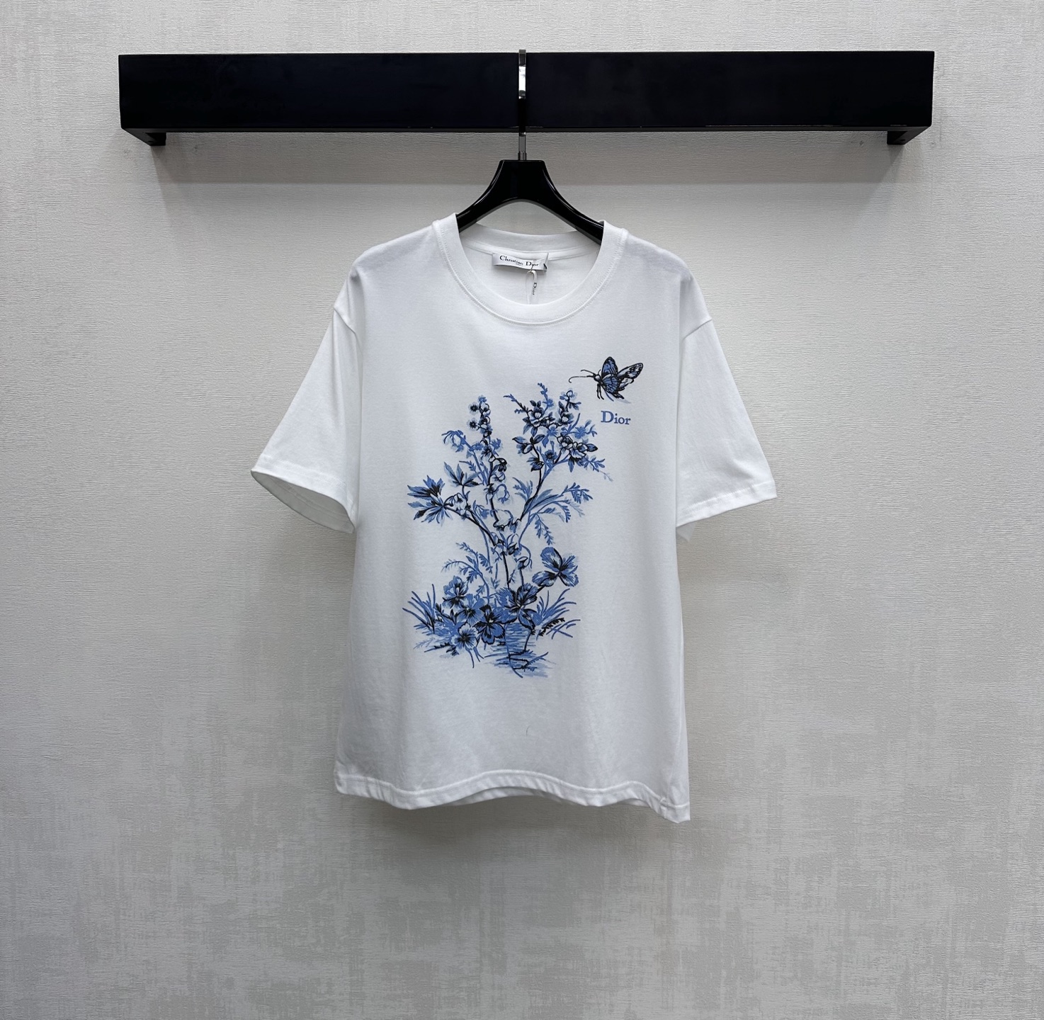 NO:790404,Dio*2026 new products are on the shelves. Round neck printing. Customized YB imported cotton material. Breathable and comfortable. Full texture. Made of heavyweight pure cotton. Full of drape. Presenting a slimming visual effect. Printing process is used to restore the color on the front of the chest. Ready-made garments incorporate butterfly and flower elements. The iconic letter logo pattern highlights the brand tone and makes the sense of fashion and high-end immediately appear. Development of surface accessories. Loose round neck short-sleeved T-shirt cutting. The upper body is fashionable and loose to create a personalized style. It is stylish and stylish when worn alone.  High version,,dior,T-shirt,tees,t-shirt,19860909Dio*2026新品上架圆领印花定制YB进口全棉材质 透气舒适 质感十足 采用克重纯棉制成 垂坠感十足 呈现显瘦视觉效果 胸前沿用印花工艺还原色彩 成衣融入蝴蝶花朵元素标志性字母徽标图案 彰显品牌调性 让时尚高级感立刻显现 面辅料开发 宽松圆领短袖T恤剪裁 上身时髦松弛 打造个性风格 单穿内搭都出彩时髦 高版本,,dior,T-shirt,tees，t-shirt,,Women's clothing