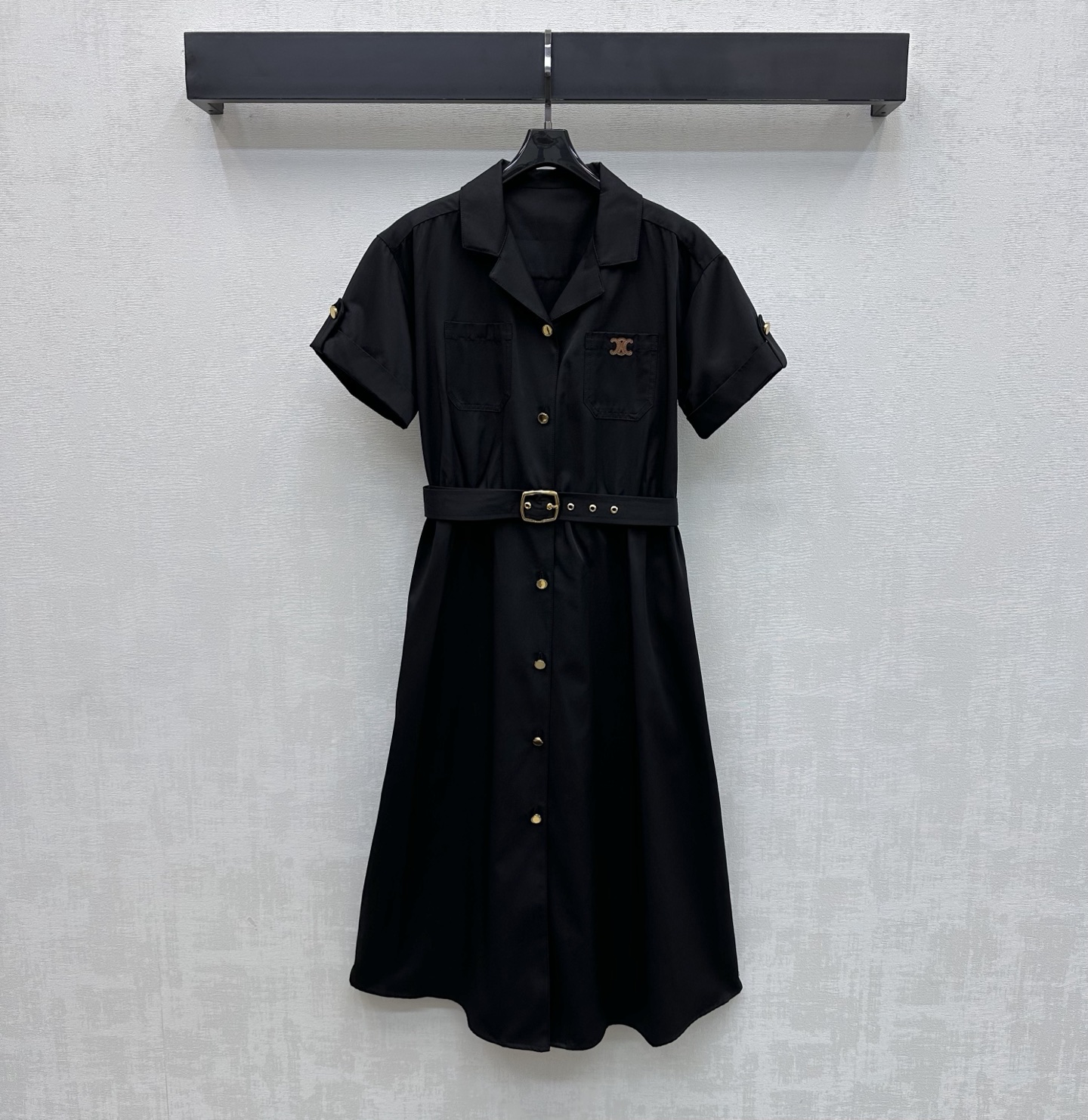 NO:790468,Celin*2026 New Products Leather Label Belt Dress Customized YB Imported Cotton Material Texture Glossy Draping and Stylish Use the engraved leather label buttons to adjust the waist design of the fabric belt to add layering to the look The iconic Leather Label decoration of the Arc de Triomphe is embellished on the chest to highlight the brand tone Combined with the neatly cut design of the pleated skirt, it is simple, high-end and durable, showing a casual style. Development of surface accessories Lapel short-sleeved dress tailoring Fashionable style  High version 2 colors,,celine,skirts,T-shirt,19860909Celin*2026新品上架皮标腰带连衣裙定制YB进口棉纶材质 质感光泽垂顺有型 沿用开刻印皮标纽扣调节本布腰带收腰设计 增添造型层次感 胸口点缀标志性凯旋门皮标装饰 彰显品牌调性 配合压褶裙摆利落裁剪设计 简约高级耐看呈现随性穿搭风格 面辅料开发 翻领短袖连衣裙剪裁 穿搭时髦洋气  高版本2色,,celine,skirts,T-shirt,,Women's clothing