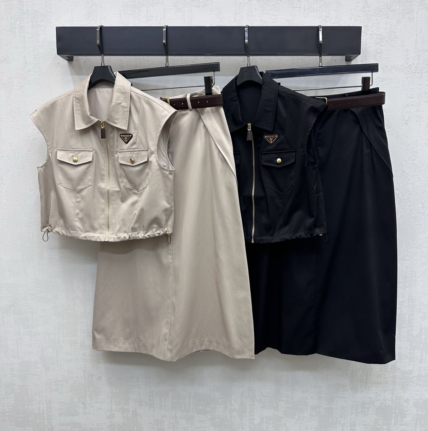 NO:791084,Prad*2026 new arrival lapel vest skirt suit customized YB imported cotton material breathable and comfortable. Use the zipper to adjust the placket and symmetrical flap pocket design to add layering to the shape. The iconic triangle logo is embellished on the chest and echoes the waist side for more coordination. Highlights the brand tone. Development of surface accessories. The lapel short vest is cut with the same series of skirts. Complete set wear to reduce age and youthful college style. High version 2 colors, prada, skirts,19860909Prad*2026新品上架翻领马甲半裙套装定制YB进口棉纶材质 透气舒适 沿用开襟拉链调节配合对称翻盖口袋设计 增添造型层次感 胸口点缀标志性三角徽标 与腰侧相呼应更显协调 彰显品牌调性 面辅料开发 翻领短款马甲同系列半裙剪裁 成套穿搭减龄青春学院风 高版本2色,,prada,skirts,,Women's clothing