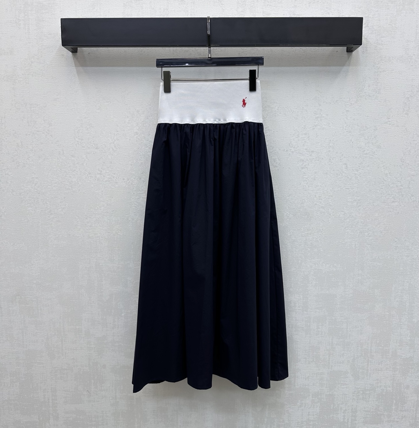 NO:790469,Ralph Laure*2026 new products are on the shelves. High-waisted webbing skirt is made of YB imported twill cotton. It is made of high-quality, stiff and stylish. The waist is made of wide-edge elastic elastic band technology and A-line pleated skirt design to add layering to the look. The waist and hip are decorated with iconic embroidered logo elements to highlight the brand's tone. Development of surface accessories. High-waisted pleated skirt tailoring. Casual matching and relaxed yet fashionable, more high street charm.  High version 2 colors,,loro piana,skirts,19860909Ralph Laure*2026新品上架高腰织带半裙定制YB进口斜纹全棉材质 质感上乘 挺括有型 腰间利用宽边贴身弹力松紧边带工艺配合A字压褶裙摆版型设计 增添造型层次感 腰胯点缀标志性刺绣徽标元素装饰 彰显品牌调性 面辅料开发 高腰压褶半裙剪裁 随意搭配穿搭松弛不失时髦感 更具高街魅力 高版本2色,,loro piana,skirts,,Women's clothing