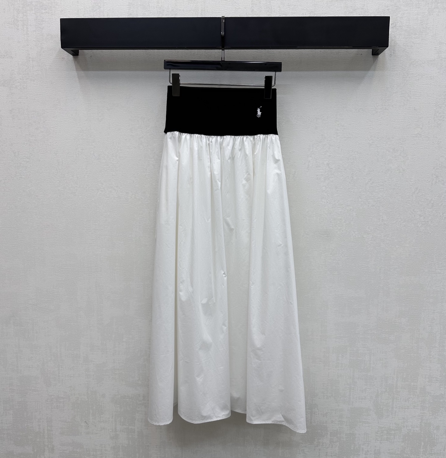 NO:790492,Ralph Laure*2026 new products are on the shelves. High-waisted webbing skirt is made of YB imported twill cotton. It is made of high-quality, stiff and stylish. The waist is made of wide-edge elastic elastic band technology and A-line pleated skirt design to add layering to the look. The waist and hip are decorated with iconic embroidered logo elements to highlight the brand's tone. Development of surface accessories. High-waisted pleated skirt tailoring. Casual matching and relaxed yet fashionable, more high street charm.  High version 2 colors,,loro piana,skirts,19860909Ralph Laure*2026新品上架高腰织带半裙定制YB进口斜纹全棉材质 质感上乘 挺括有型 腰间利用宽边贴身弹力松紧边带工艺配合A字压褶裙摆版型设计 增添造型层次感 腰胯点缀标志性刺绣徽标元素装饰 彰显品牌调性 面辅料开发 高腰压褶半裙剪裁 随意搭配穿搭松弛不失时髦感 更具高街魅力 高版本2色,,loro piana,skirts,,Women's clothing