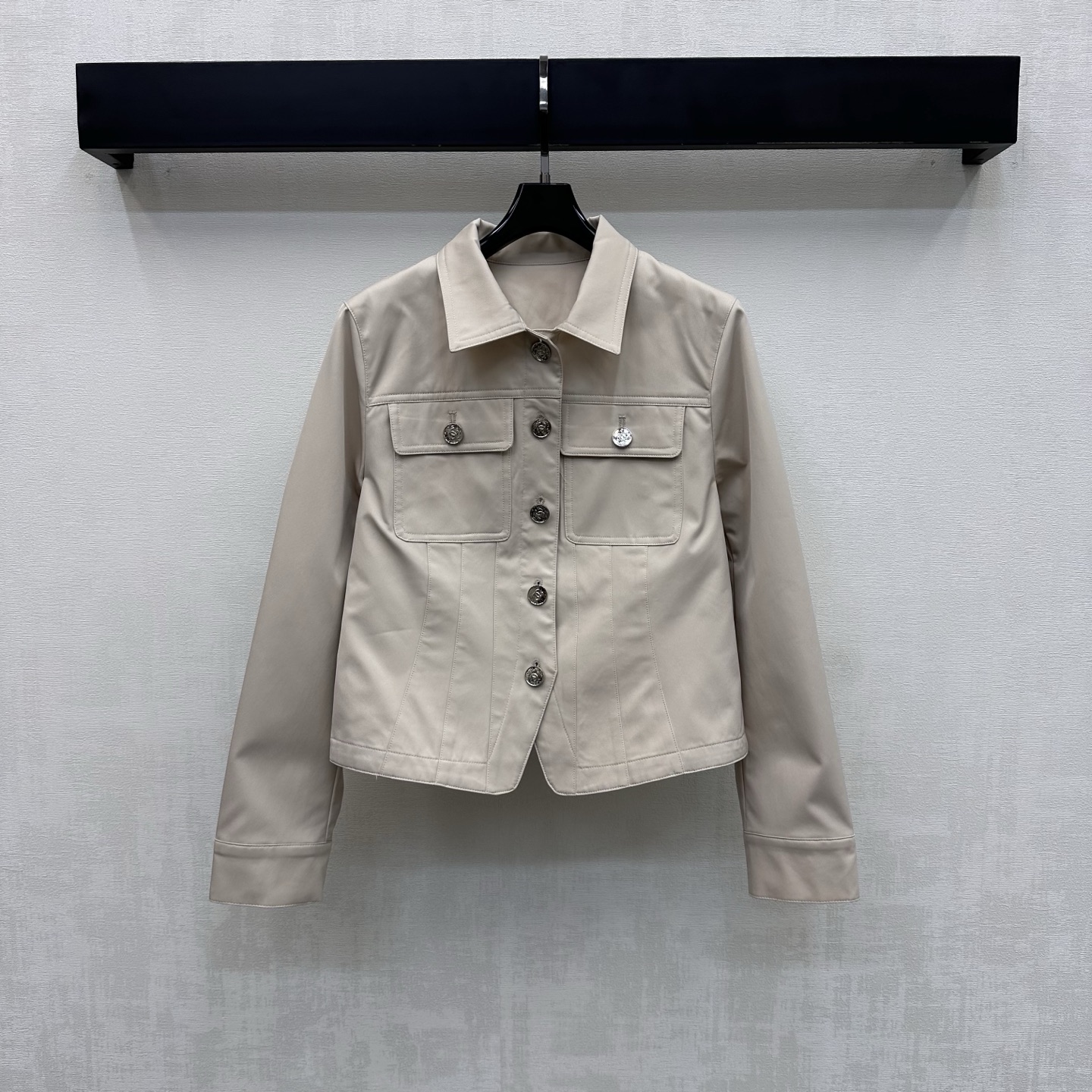 NO:790421,Chane*2026 New Arrival Pocket Work Jacket is made of YB imported twill cotton material. It is glossy, comfortable and stylish. It is decorated with symmetrical flap pockets on the chest to add layering to the look. It presents a casual atmosphere of work wear. The iconic engraved metal double C button adjustment design on the placket highlights the brand tone. Flexible movement makes youthful vitality appear. The lapel slim shirt jacket is tailored and can be paired with the same series of shorts. It can be worn as a complete set of high-end fashion. High version 36 38  40,,chanel,shorts,jackets & coats,jackets & coats,19860909Chane*2026新品上架口袋工装夹克外套定制YB进口斜纹全棉材质 光泽舒适有型 饰以胸前对称翻盖口袋装饰 增添造型层次感 呈现工装休闲气息 开襟标志性刻印金属双C纽扣调节设计 彰显品牌调性 灵活行动让青春活力立显 翻领修身衬衣外套版型剪裁 可搭配同系列短裤 成套穿搭高级时髦  高版本36 38 40,,chanel,shorts,jackets & coats,jackets & coats,,Women's clothing