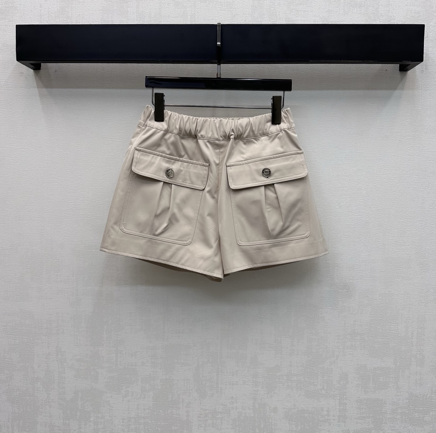 NO:790443,Chane*2026 New Arrival Pocket Work Shorts Customized YB imported twill cotton material. Glossy, comfortable and stylish. Decorated with symmetrical large-capacity flap pockets to add layering to the look. Presenting a casual workwear atmosphere. Iconic engraved metal double C buttons are embellished to highlight the brand tone. Flexible movement makes youthful vitality appear. Wide-leg stretch shorts cut. Can be paired with jackets from the same series. Complete set of high-end and fashionable high version 36 38  40,,chanel,shorts,jackets & coats,19860909Chane*2026新品上架口袋工装短裤定制YB进口斜纹全棉材质 光泽舒适有型 饰以对称大容量翻盖口袋装饰 增添造型层次感 呈现工装休闲气息 标志性刻印金属双C纽扣点缀之上 彰显品牌调性 灵活行动让青春活力立显 阔腿弹力短裤剪裁 可搭配同系列外套 成套穿搭高级时髦  高版本36 38 40,,chanel,shorts,jackets & coats,,Women's clothing