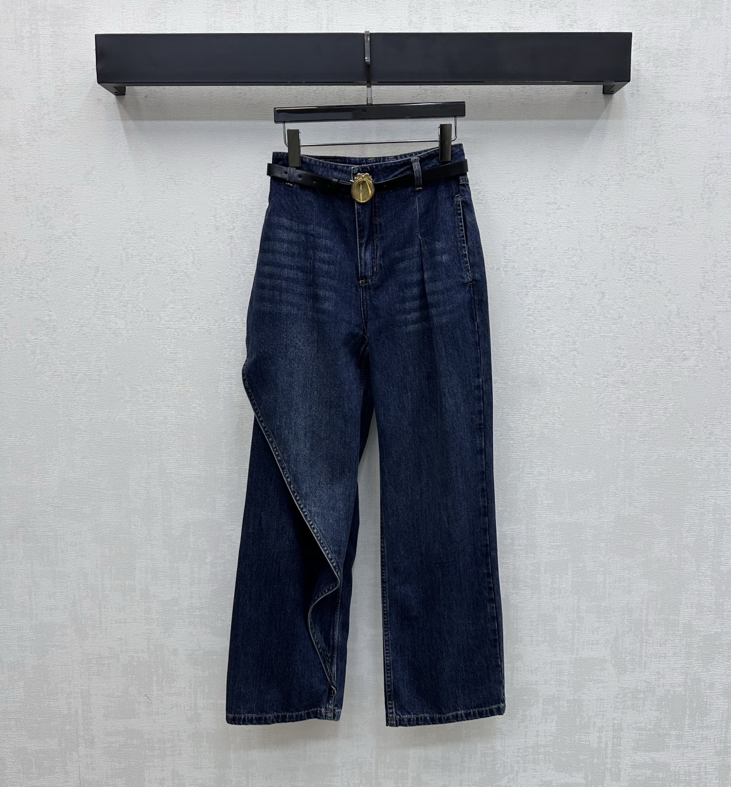 NO:790475,Dio*2026 new arrivals Irregular denim trousers customized with YB imported twill cotton denim material. Multiple washes. Stylish texture. Retro fashion. Irregular scarlet edge cutting design on one side of the trouser leg is used to add layering to the look. Braided engraved metal waist buckle belt adjustment decoration echoes the leather label details on the back waist. Highlights the brand tone. Cool and stylish. Development of surface accessories. High-waist buttoned straight trousers cut with upper body to show body proportions.  Mix and match casually for more unique charm. High version, dior,19860909Dio*2026新品上架不规则牛仔长裤定制YB进口斜纹全棉牛仔材质 多重水洗 括有型质感 复古时尚 沿用单侧裤腿不规则绯边裁剪设计 增添造型层次感 编织性刻印金属腰扣皮带调节装饰 呼应后腰皮标细节 彰显品牌调性 酷飒有型 面辅料开发 高腰系扣直筒长裤剪裁 上身显身材比例 随意搭配穿搭更为独特魅力 高版本,,dior,,Women's clothing