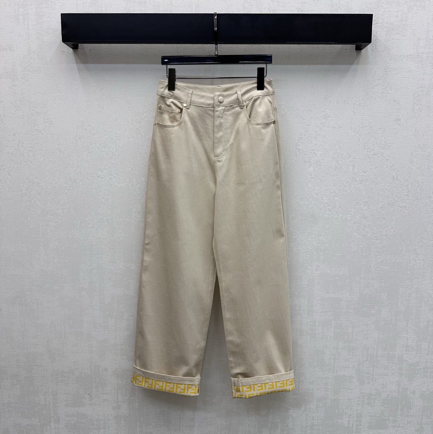 NO:790445,Fend*2026 new arrivals folded denim trousers, customized YB imported twill cotton denim material. Multiple washes, crisp and stylish. The folded trouser legs are used to reveal the iconic double F letter logo pattern to highlight the brand tone. The back waist is decorated with contrasting leather labels to add layering to the look. Create a casual high street style. Surface accessories development. High waist buttoned straight trousers cut. Can be paired with jackets from the same series. Outstanding and fashionable as a set. High version, fendi, jackets & coats,19860909Fend*2026新品上架翻折牛仔长裤定制YB进口斜纹棉牛仔材质 多重水洗 挺括有型 沿用翻折裤腿露出标志性双F字母徽标图案 彰显品牌调性 后腰点缀撞色皮标装饰 增添造型层次感 打造休闲高街风格 面辅料开发 高腰系扣直筒长裤剪裁 可搭配同系列夹克 成套穿搭出彩时髦 高版本,,fendi,jackets & coats,,Women's clothing