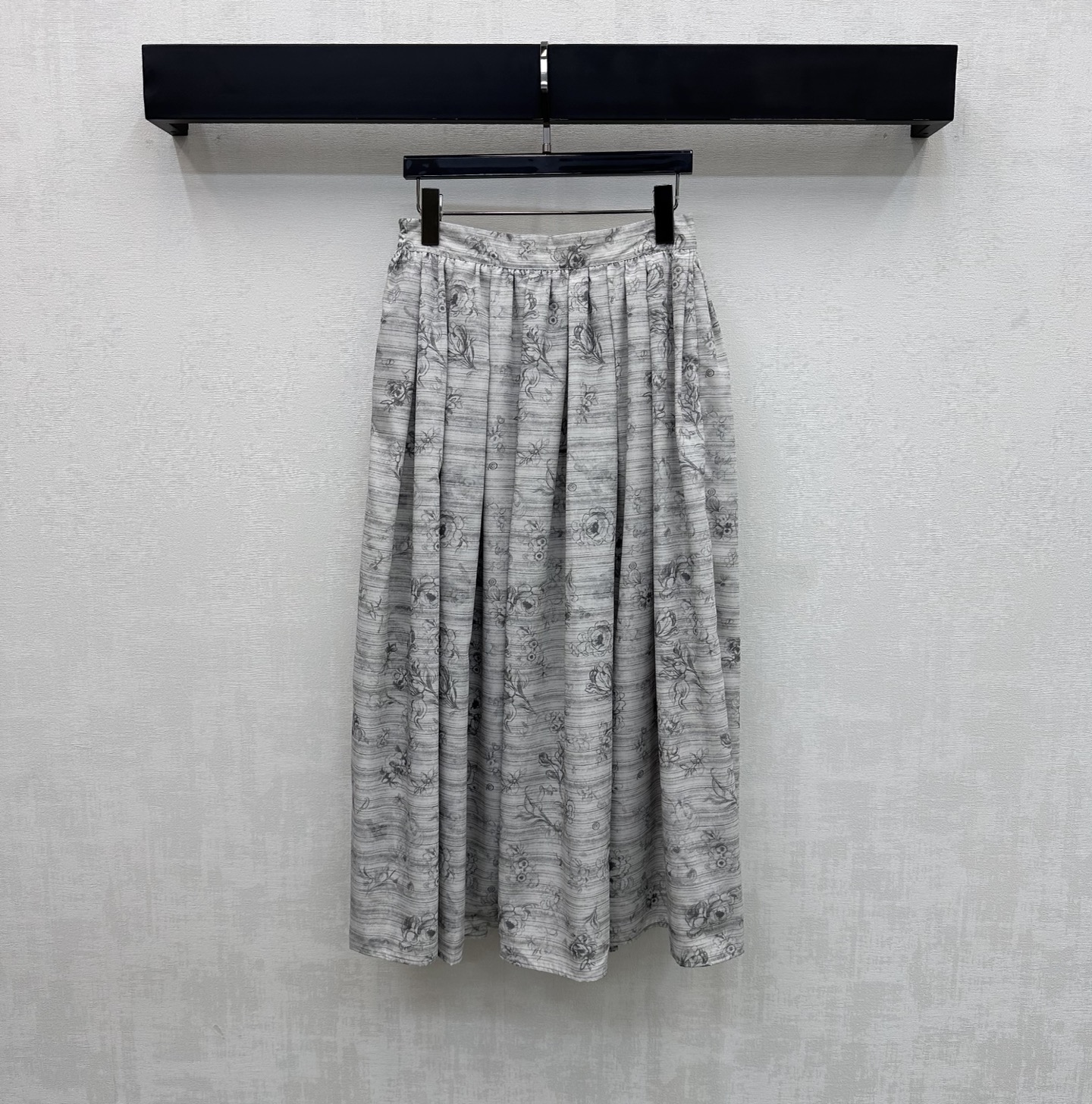 NO:790422,Dio*2026 new products are on the shelves. The sketch printed skirt is made of YB imported twill silk material. It is smooth and comfortable. The whole body is printed with sketch techniques to create a plant print pattern to highlight the brand's tone. The slightly A-line pleated umbrella skirt cutting design adds a sense of layering to the shape. The upper body is full of lazy and charming atmosphere. It echoes the refreshing vacation atmosphere in the hot summer. The development of surface accessories. High-waisted pleated skirt tailoring. Easy to control and match for commuting and vacation. High version, dior, skirts,19860909Dio*2026新品上架素描印花半裙定制YB进口斜纹绸材质 垂顺舒适 通体满印素描手法打造植物印花图案 彰显品牌调性 微A字压褶伞状裙摆裁剪设计 增添造型层次感 上身充满慵懒风情气息 呼应炎炎夏日的清爽度假气息 面辅料开发 高腰压褶半裙剪裁 通勤度假轻松驾驭搭配穿搭 高版本,,dior,skirts,,Women's clothing