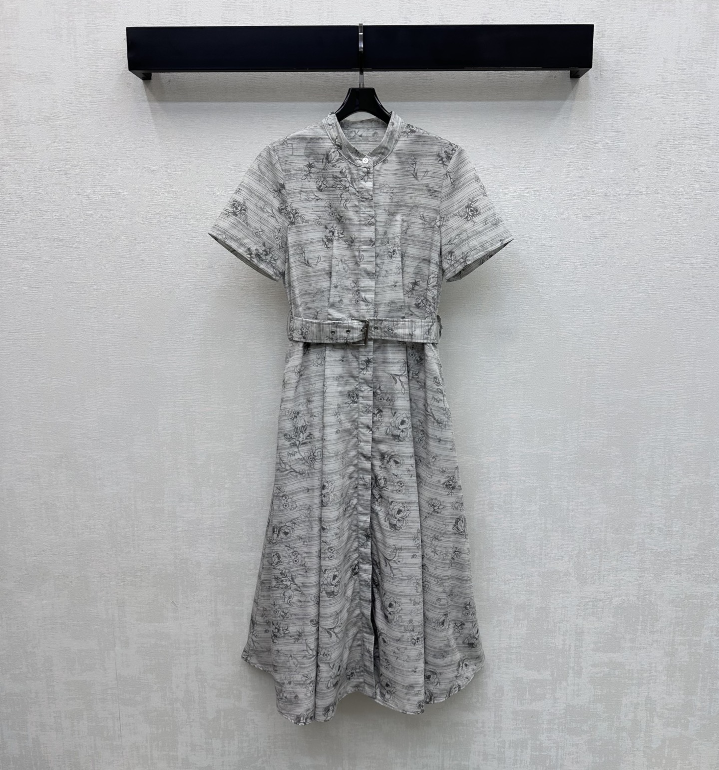 NO:790438,Dio*2026 new arrivals Sketch printed shirt dress made of imported YB twill silk material, smooth and comfortable, all-over sketching technique to create plant print pattern, adjust the slim fit design with this fabric belt, highlight the brand tone, placket buttons and slightly A-line pressed pleated umbrella skirt cutting process, add a sense of layering to the shape, the upper body is full of lazy style, echoing the refreshing vacation atmosphere in the hot summer. Development of surface accessories, short-sleeved dress tailoring, easy to control for commuting and vacation.  High version,,dior,skirts,T-shirt,19860909Dio*2026新品上架素描印花衬衣裙定制YB进口斜纹绸材质 垂顺舒适 通体满印素描手法打造植物印花图案 配合本布腰带调节修身设计 彰显品牌调性 开襟纽扣与微A字压褶伞状裙摆裁剪处理 增添造型层次感 上身充满慵懒风情气息 呼应炎炎夏日的清爽度假气息 面辅料开发 短袖连衣裙剪裁 通勤度假轻松驾驭穿搭 高版本,,dior,skirts,T-shirt,,Women's clothing
