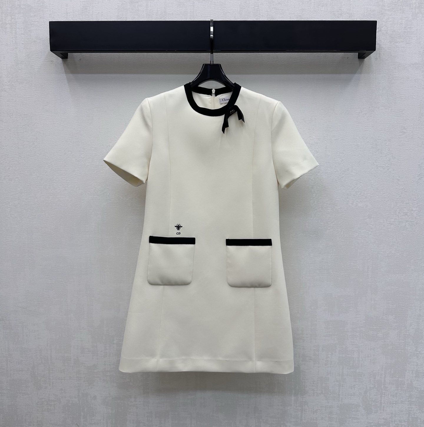 NO:790428,Dio*2026 new arrival bow short-sleeved dress made of imported YB material. Glossy and draping. Comfortable. The whole body is made of plain color using tailoring and details to enhance sophistication. The neckline and pocket edges are decorated with black contrasting designs that collide with the body and add layering to the look. The waist is embellished with the iconic embroidered letter bee decoration. It echoes the metal logo on the collar and highlights the brand tone. The waist is slightly A-shaped and the hem is processed to accommodate the figure. Surface and accessories development. The round neck short-sleeved dress is cut and the upper body is exquisite and charming.  Wear stylish and fashionable high version, dior, skirts, T-shirt,19860909Dio*2026新品上架蝴蝶结短袖连衣裙定制YB进口材质 光泽垂顺舒适 通体素色利用裁剪和细节提升精致度 领口与口袋边缘饰以黑色捆边撞色设计 与大身形成碰撞 增添造型层次感 腰侧点缀标志性刺绣字母蜜蜂装饰 呼应领边金属徽标 彰显品牌调性 收腰微A裙摆处理包容身材 面辅料开发 圆领短袖连衣裙剪裁 上身精致魅力 穿搭洋气时髦  高版本,,dior,skirts,T-shirt,,Women's clothing