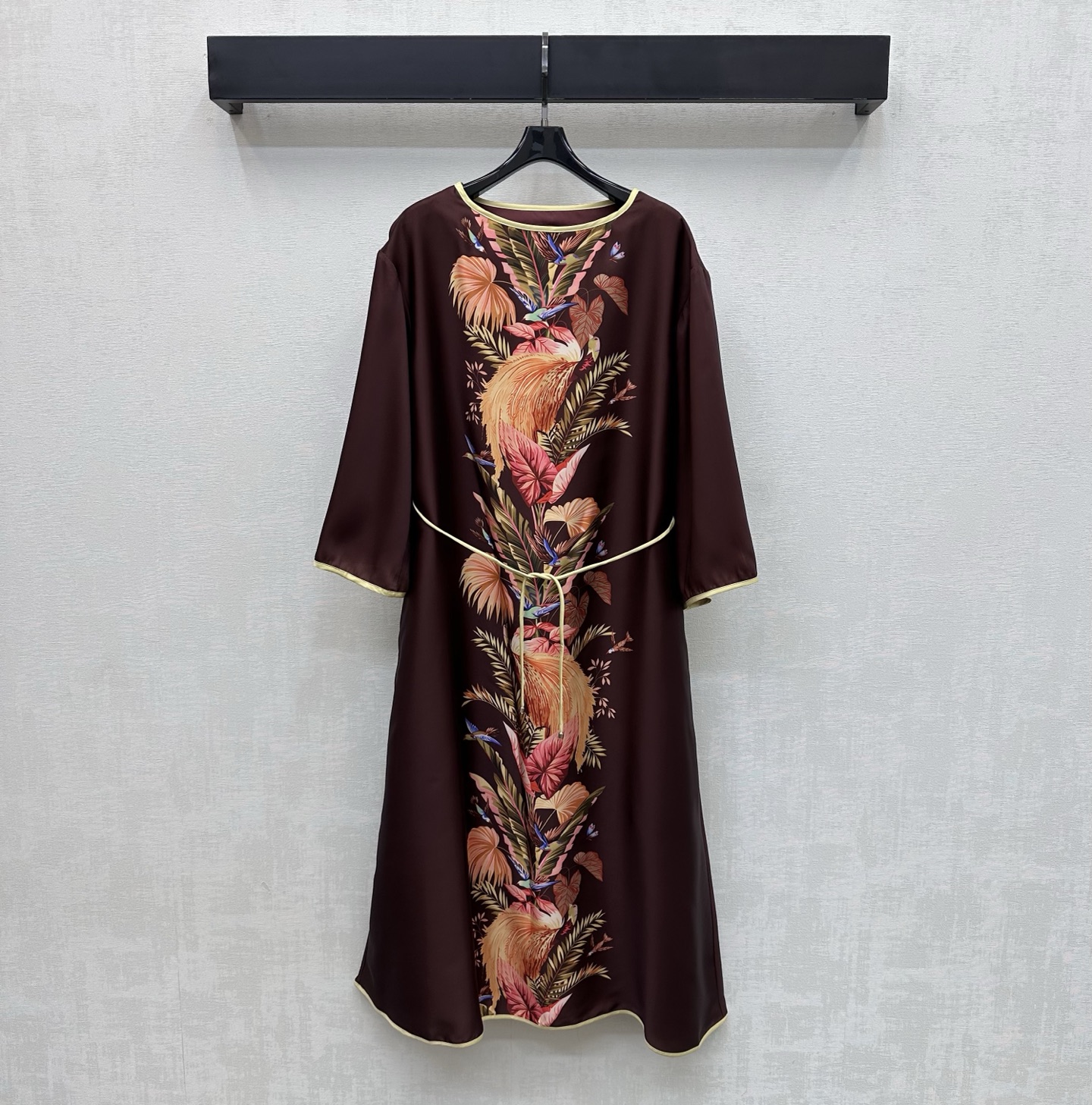 NO:790429,Zimmerman*2026 new arrival silk printed lace-up dress, customized YB imported 100% mulberry silk material, comfortable texture, draped and breathable, animal flower print pattern throughout, instantly lighting up the overall rich visual effect, highlighting the brand tone, using hemming details and contrasting waist cord to outline the design, adding layering to the look. Surface accessories development, round neck wide sleeve dress tailoring, easy to wear for daily outings or vacations, with an elegant and relaxed atmosphere. High version -,,skirts,real  silk,19860909Zimmerman*2026新品上架真丝印花系带连衣裙定制YB进口百分百桑蚕丝材质 质感舒适 垂顺透气 通体采用动物花卉印花图案 瞬间点亮整体丰富视觉效果 彰显品牌调性 沿用包边细节配合撞色腰绳勾勒设计 增添造型层次感 面辅料开发 圆领阔袖连衣裙剪裁 日常出街还是度假穿搭轻松穿出优雅松弛氛围感  高版本-,,skirts,real silk,,Women's clothing