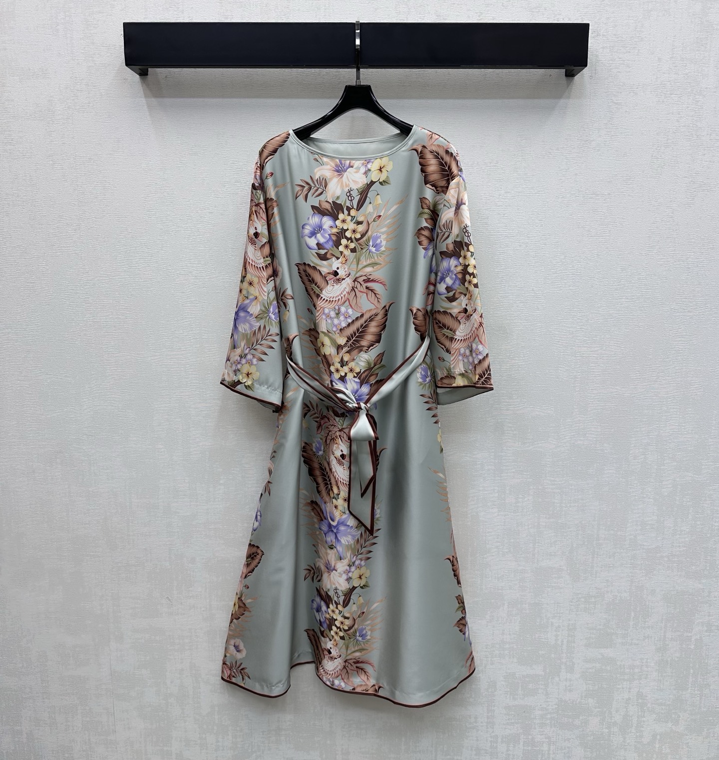 NO:790434,Zimmerman*2026 new arrival silk printed lace-up dress, customized YB imported 100% mulberry silk material, comfortable texture, draped and breathable. The whole body is made of animal and flower print patterns, which instantly brightens the overall rich visual effect and highlights the brand tone. The hemming details are used to outline the design with the original fabric belt to add layering to the look. Surface accessories development. Round neck wide-sleeved dress tailoring. Easy to wear for daily outings or vacations, with an elegant and relaxed atmosphere. High version -,,skirts,real silk,19860909Zimmerman*2026新品上架真丝印花系带连衣裙定制YB进口百分百桑蚕丝材质 质感舒适 垂顺透气 通体采用动物花卉印花图案 瞬间点亮整体丰富视觉效果 彰显品牌调性 沿用包边细节配合本布腰带勾勒设计 增添造型层次感 面辅料开发 圆领阔袖连衣裙剪裁 日常出街还是度假穿搭轻松穿出优雅松弛氛围感  高版本-,,skirts,real silk,,Women's clothing
