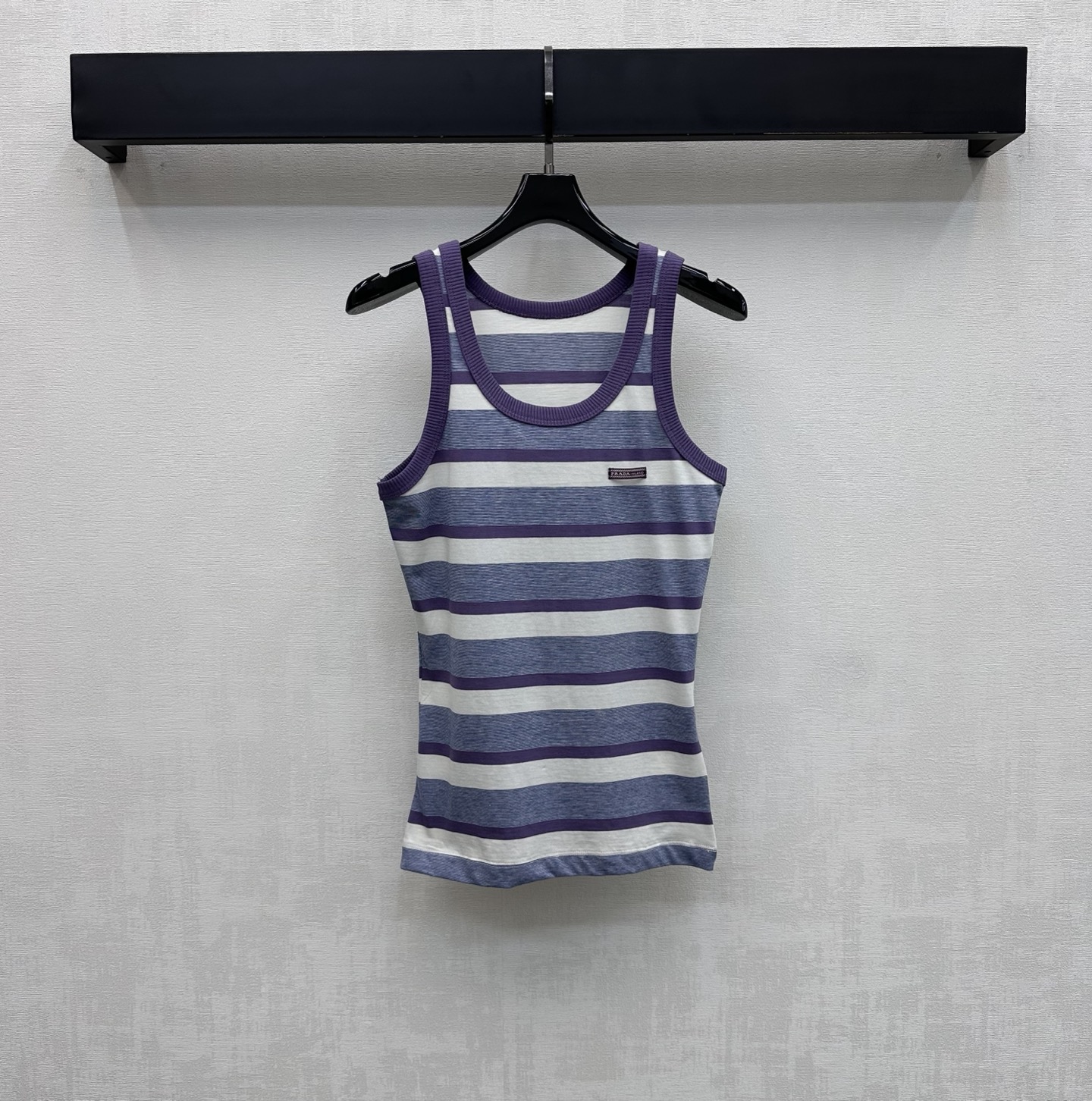 NO:790433,Prad*2026 new product launch striped contrasting vest customized YB imported raw cotton material, full of texture, comfortable and breathable, threaded hemming details on the collar and cuffs, combined with the all-over striped contrasting design, to add layering to the look, emblazoned with the iconic letter logo on the chest to highlight the brand tone, development of surface accessories, round neck vest tailoring, stylish when worn alone, high version L,, prada,19860909Prad*2026新品上架条纹撞色背心定制YB进口原生全棉材质 质感十足 舒适透气 领口袖口采用螺纹包边细节处理 配合通体条纹撞色设计 增添造型层次感 胸口点缀标志性字母徽标装饰 彰显品牌调性 面辅料开发 圆领背心剪裁 单穿内搭出彩时髦   高版本L,,prada,,Women's clothing