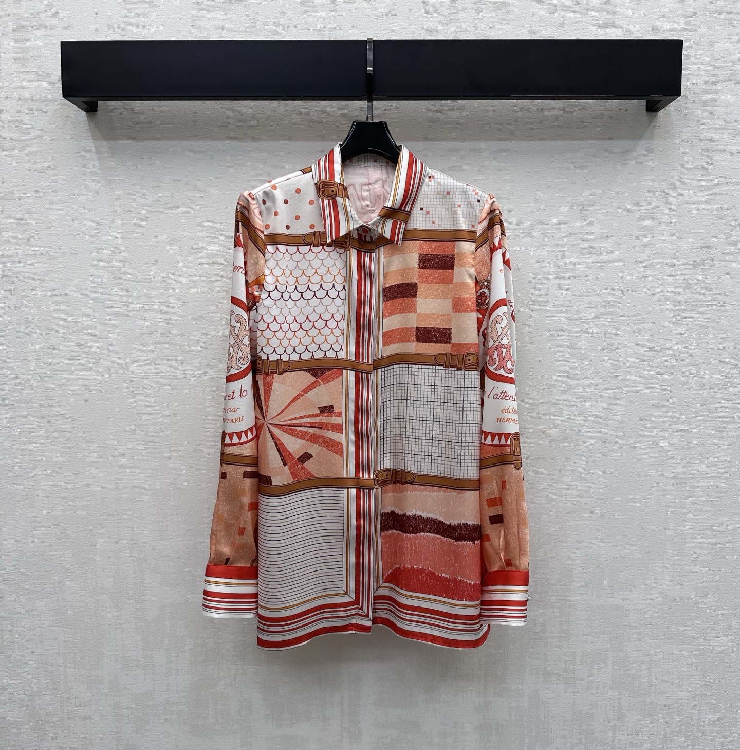 NO:790412,Herme*2026 new arrival silk printed long-sleeved shirt, customized YB imported 100% mulberry silk material, comfortable texture, vertical and breathable, artistic multi-layered line printing elements are used throughout the body, which instantly brightens the overall visual effect and highlights the brand tone. The front placket is designed with hidden buttons to adjust the placket, adding layering to the look. Development of surface accessories. Lapel long-sleeved shirt tailoring. Can be paired with trousers of the same series.  It is easy to wear as a complete set for daily outings or vacations to create an elegant and relaxed atmosphere. High version 2 colors-,,hermes,shirts,real silk,19860909Herme*2026新品上架真丝印花长袖衬衫定制YB进口百分百桑蚕丝材质 质感舒适 垂顺透气 通体采用通体采用艺术感多层次线条印花元素 瞬间点亮整体丰富视觉效果 彰显品牌调性 前襟沿用隐藏式纽扣调节开襟设计 增添造型层次感 面辅料开发 翻领长袖衬衣剪裁 可搭配同系列长裤 日常出街还是度假成套穿搭轻松穿出优雅松弛氛围感  高版本2色-,,hermes,shirts,real silk,,Women's clothing