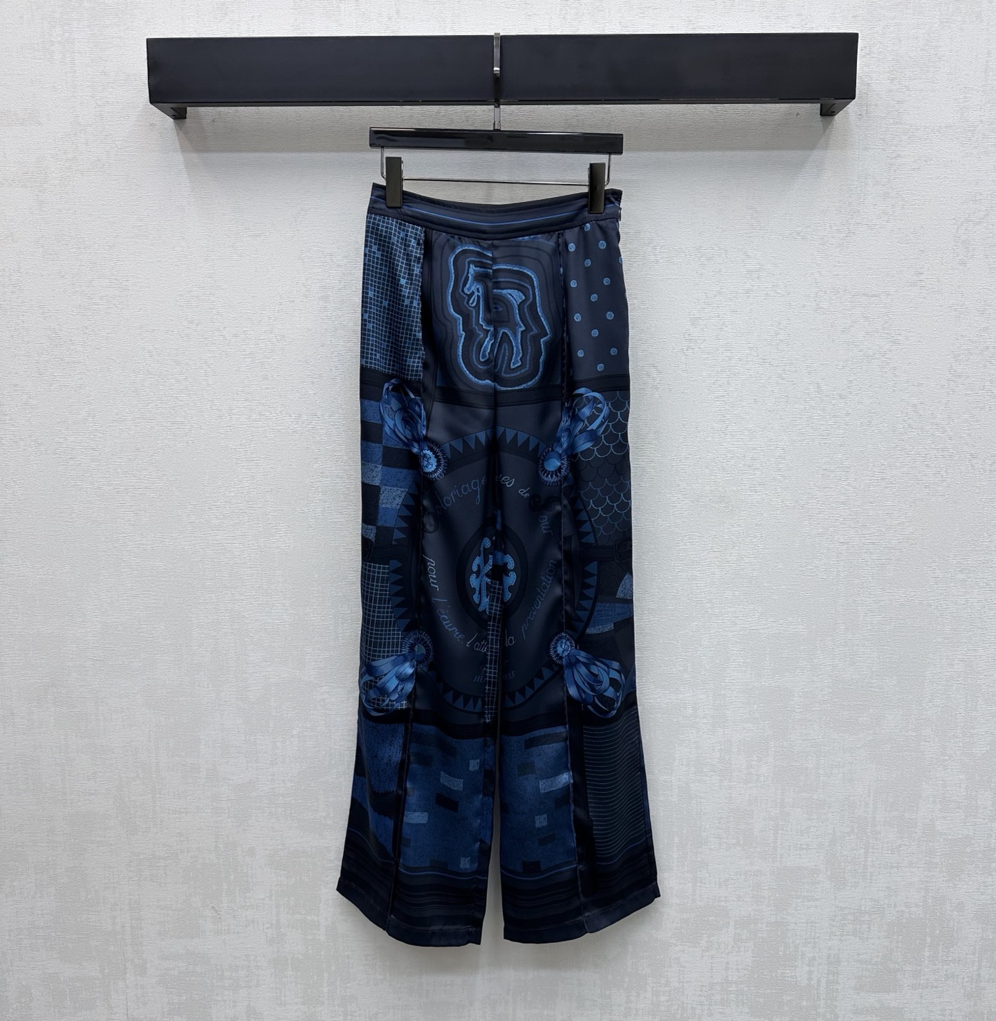NO:790408,Herme*2026 new arrival silk printed straight trousers, customized YB imported 100% mulberry silk material, comfortable texture, vertical and breathable, artistic multi-layered line printing elements are used throughout the body, instantly lighting up the overall rich visual effect, highlighting the brand tone, striped contrasting waistband design, webbing adjustment processing, adding layering to the look, surface accessories development, high-waisted straight trousers cut, can be matched with the same series of shirts, easy to wear for daily outings or vacations, to create an elegant and relaxed atmosphere.  High version 2 colors-,,hermes,real silk,19860909Herme*2026新品上架真丝印花直筒长裤定制YB进口百分百桑蚕丝材质 质感舒适 垂顺透气 通体采用通体采用艺术感多层次线条印花元素 瞬间点亮整体丰富视觉效果 彰显品牌调性 条纹撞色腰头设计织带调节处理 增添造型层次感 面辅料开发 高腰直筒长裤剪裁 可搭配同系列衬衣 日常出街还是度假成套穿搭轻松穿出优雅松弛氛围感  高版本2色-,,hermes,real silk,,Women's clothing