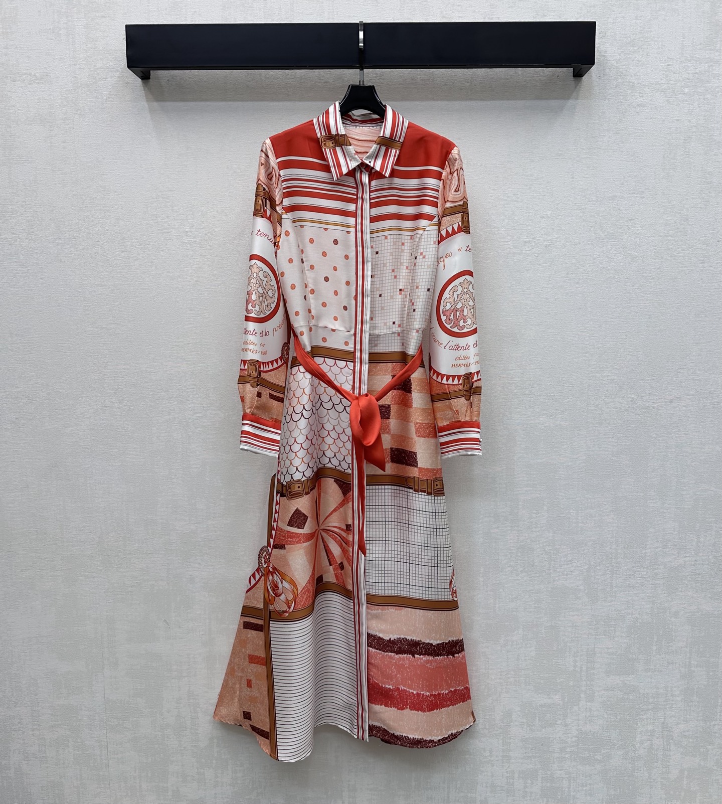 NO:790423,Herme*2026 new products are on the shelves. Silk printed belt dress long skirt is made of YB imported 100% mulberry silk material. It is comfortable in texture, draped and breathable. The whole body is made of artistic multi-layered line printing elements, which instantly lights up the overall rich visual effect and highlights the brand tone. The hidden placket button adjustment is matched with the outlining design of the fabric belt to add layering to the look. Development of surface accessories. Lapel long-sleeved shirt and long skirt tailoring. Easily wear it for daily outings or vacations to create an elegant and relaxed atmosphere.  High version 2 colors-,,hermes,skirts,real silk,19860909Herme*2026新品上架真丝印花腰带连衣长裙定制YB进口百分百桑蚕丝材质 质感舒适 垂顺透气 通体采用艺术感多层次线条印花元素 瞬间点亮整体丰富视觉效果 彰显品牌调性 隐藏式开襟纽扣调节配合本布腰带勾勒设计 增添造型层次感 面辅料开发 翻领长袖衬衣长裙剪裁 日常出街还是度假轻松穿出优雅松弛氛围感  高版本2色-,,hermes,skirts,real silk,,Women's clothing