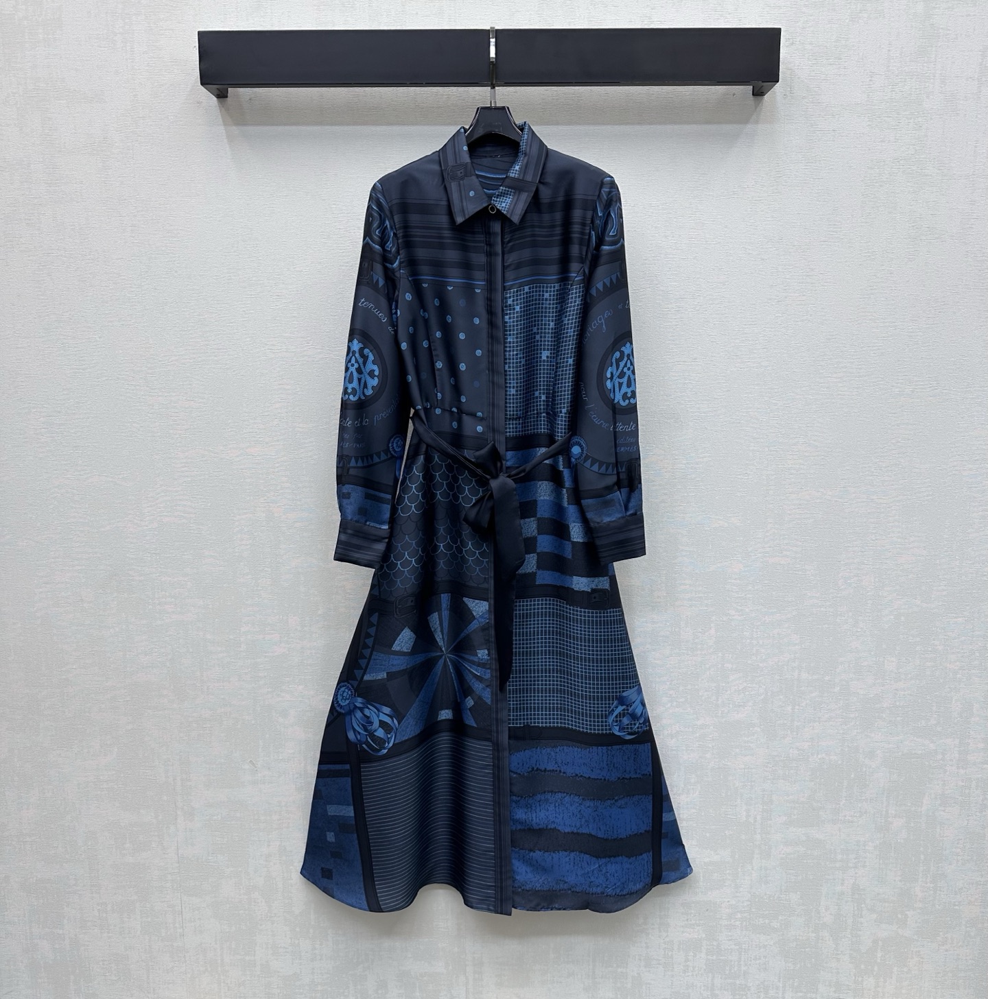 NO:790417,Herme*2026 new products are on the shelves. Silk printed belt dress long skirt is made of YB imported 100% mulberry silk material. It is comfortable in texture, draped and breathable. The whole body is made of artistic multi-layered line printing elements, which instantly lights up the overall rich visual effect and highlights the brand tone. The hidden placket button adjustment is matched with the outlining design of the fabric belt to add layering to the look. Development of surface accessories. Lapel long-sleeved shirt and long skirt tailoring. Easily wear it for daily outings or vacations to create an elegant and relaxed atmosphere.  High version 2 colors-,,hermes,skirts,real silk,19860909Herme*2026新品上架真丝印花腰带连衣长裙定制YB进口百分百桑蚕丝材质 质感舒适 垂顺透气 通体采用艺术感多层次线条印花元素 瞬间点亮整体丰富视觉效果 彰显品牌调性 隐藏式开襟纽扣调节配合本布腰带勾勒设计 增添造型层次感 面辅料开发 翻领长袖衬衣长裙剪裁 日常出街还是度假轻松穿出优雅松弛氛围感  高版本2色-,,hermes,skirts,real silk,,Women's clothing