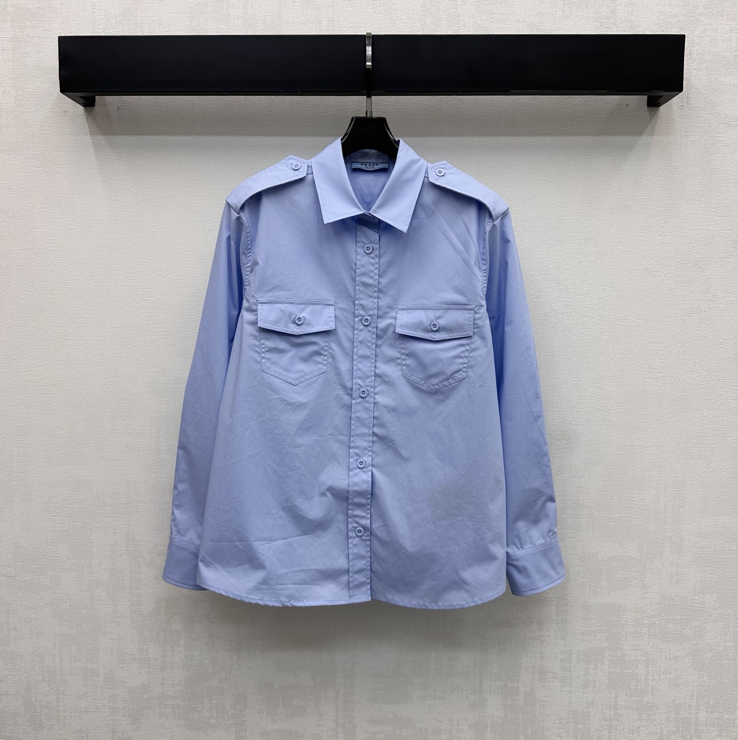 NO:790456,Prad*2026 new arrivals Lapel long-sleeved pocket shirt customized with YB imported twill cotton material Breathable, comfortable and stylish Slightly stiff and smooth fabric creates a neat silhouette Highlighting the brand's tone The placket button adjustment matches the symmetrical flap pocket design on the chest to add layering to the look Development of surface accessories Regular lapel shirt tailoring Loose silhouette does not pick up on the body shape Casual matching makes it more age-reducing and playful High version 2 colors, prada, shirts,19860909Prad*2026新品上架翻领长袖口袋衬衫定制YB进口斜纹全棉材质 透气舒适有型 微挺垂顺面料塑造利落版型 彰显品牌调性 开襟纽扣调节配合胸前对称翻盖口袋设计 增添造型层次感 面辅料开发 常规翻领衬衣剪裁 宽松廓形不挑身形 随意搭配穿搭更显减龄俏皮  高版本2色,,prada,shirts,,Women's clothing