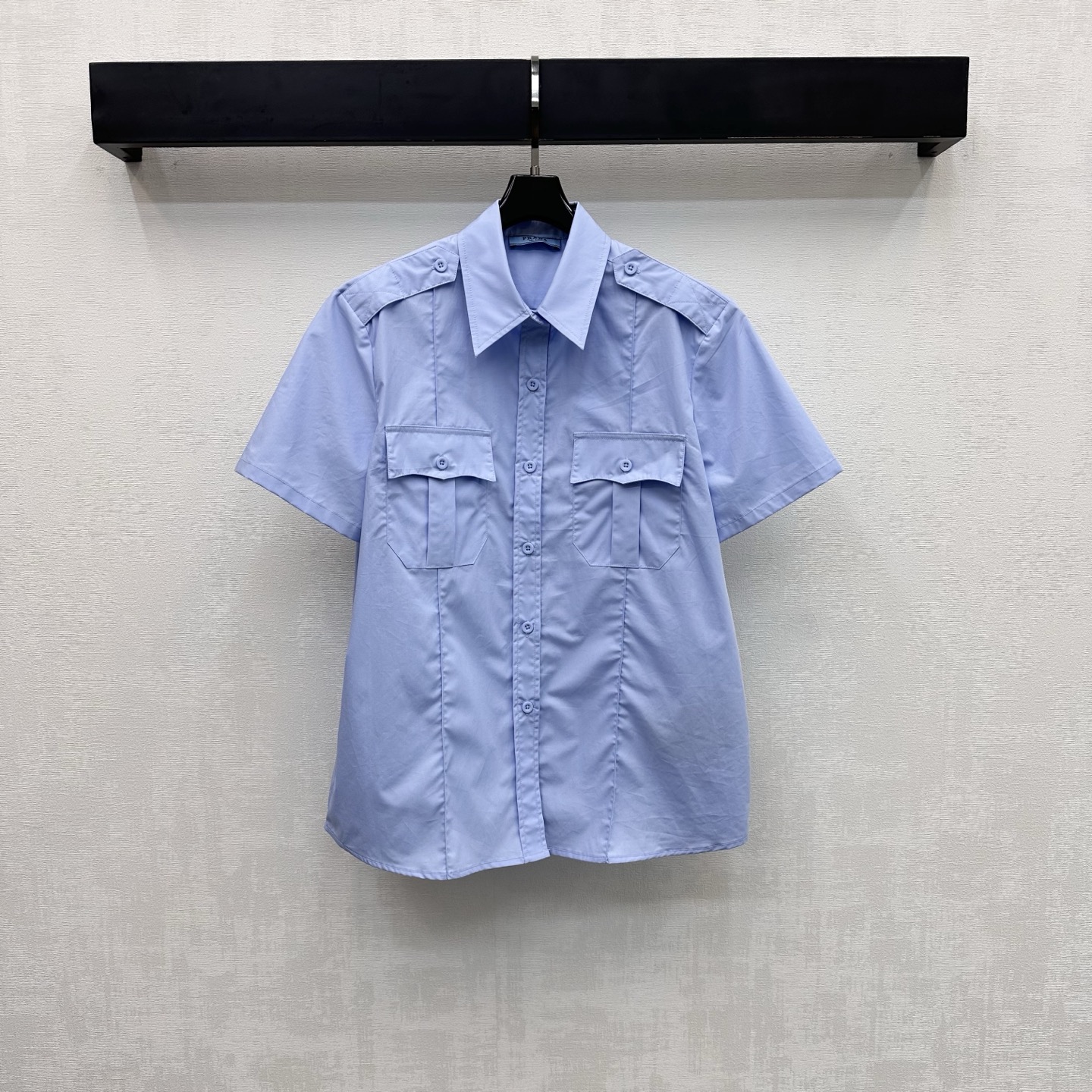 NO:790449,Prad*2026 new arrivals Lapel short-sleeved pocket shirts are made of YB imported twill cotton material. Breathable, comfortable and stylish. Slightly stiff and smooth fabrics create a neat silhouette to highlight the brand's tone. The placket buttons are adjusted to match the symmetrical flap pocket design on the chest to add layering to the look. Surface accessories development. Lapel short-sleeved shirt tailoring. Loose silhouette that does not pick up on the body shape. Casual matching makes it more age-reducing and playful. High version 2 colors, prada, shirts, T-shirt,19860909Prad*2026新品上架翻领短袖口袋衬衫定制YB进口斜纹全棉材质 透气舒适有型 微挺垂顺面料塑造利落版型 彰显品牌调性 开襟纽扣调节配合胸前对称翻盖口袋设计 增添造型层次感 面辅料开发 翻领短袖衬衣剪裁 宽松廓形不挑身形 随意搭配穿搭更显减龄俏皮  高版本2色,,prada,shirts,T-shirt,,Women's clothing
