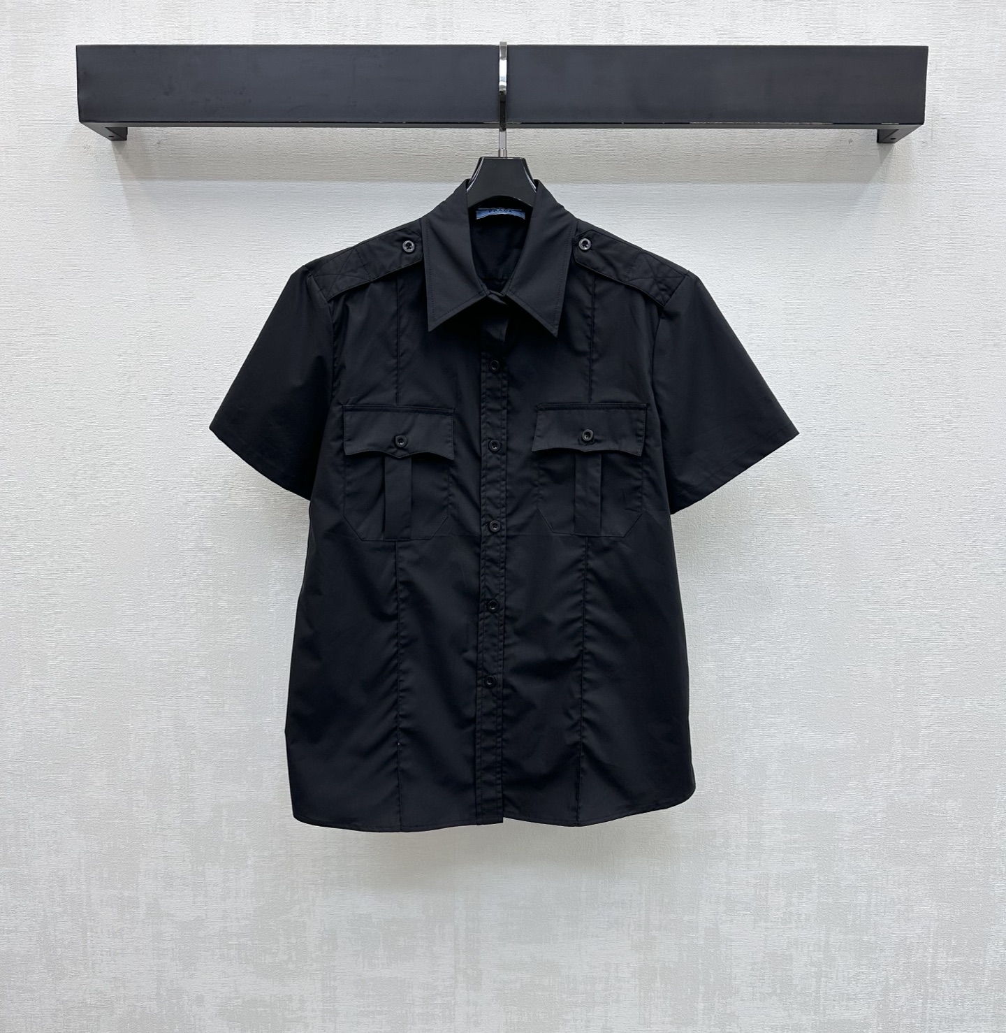 NO:790455,Prad*2026 new arrivals Lapel short-sleeved pocket shirts are made of YB imported twill cotton material. Breathable, comfortable and stylish. Slightly stiff and smooth fabrics create a neat silhouette to highlight the brand's tone. The placket buttons are adjusted to match the symmetrical flap pocket design on the chest to add layering to the look. Surface accessories development. Lapel short-sleeved shirt tailoring. Loose silhouette that does not pick up on the body shape. Casual matching makes it more age-reducing and playful. High version 2 colors, prada, shirts, T-shirt,19860909Prad*2026新品上架翻领短袖口袋衬衫定制YB进口斜纹全棉材质 透气舒适有型 微挺垂顺面料塑造利落版型 彰显品牌调性 开襟纽扣调节配合胸前对称翻盖口袋设计 增添造型层次感 面辅料开发 翻领短袖衬衣剪裁 宽松廓形不挑身形 随意搭配穿搭更显减龄俏皮  高版本2色,,prada,shirts,T-shirt,,Women's clothing