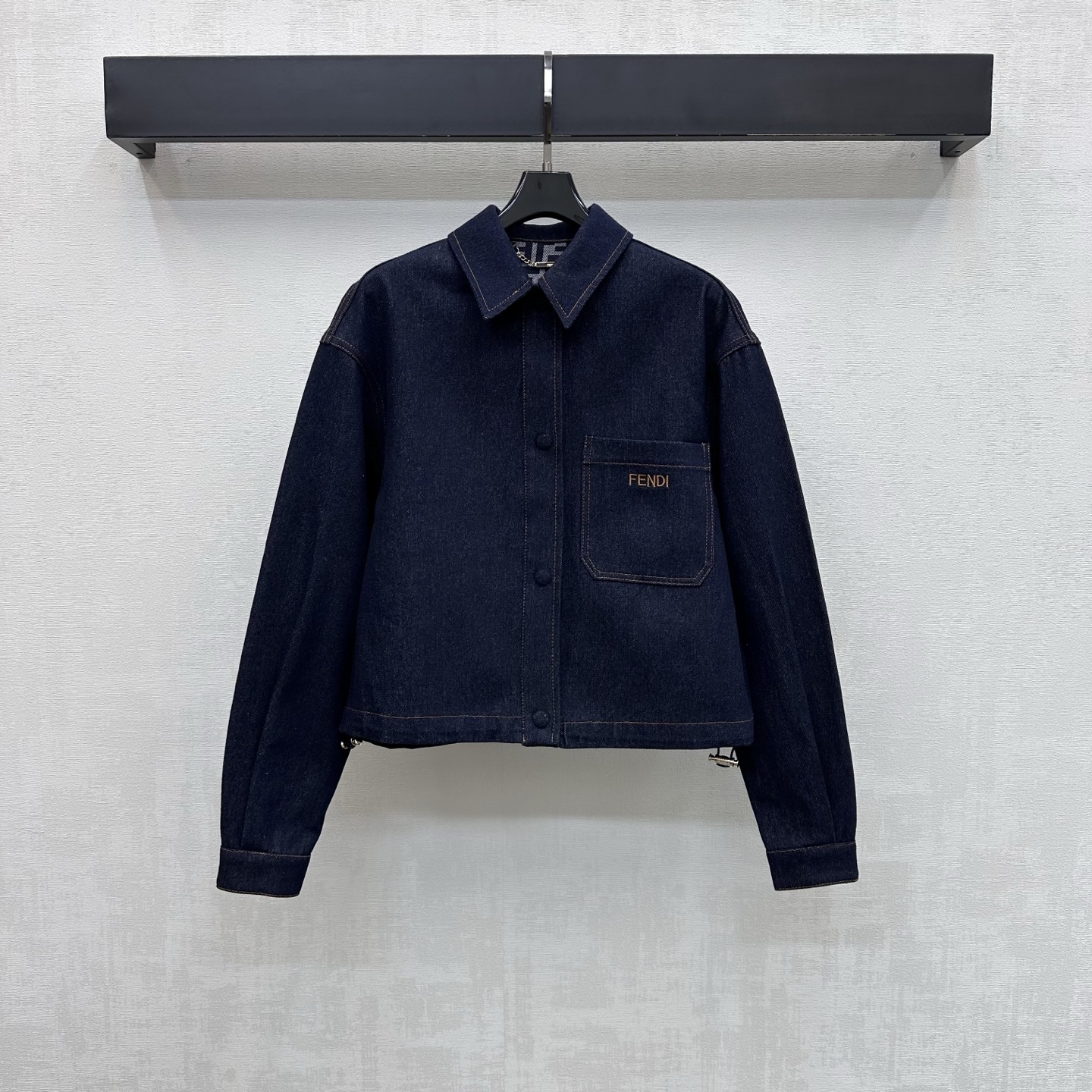 NO:790480,Fend*2026 New Products Retro Denim Jacket Jacket Customized YB Imported Twill Cotton Denim Material Multiple Washes Stiff and Stylish All-over Retro Dark Blue Adds a Layer to the Style Uses the Iconic Double F Letter Jacquard Logo Elements Fully Covered on the Interior Echoing the Embroidered Letters on the Chest and the Leather Patch on the Back Waist to Highlight the Brand Tonality Hidden Snap-Button Adjustment on the Placket Combined with the Drawstring Design on the Hem to Add a Layer on the Style to Create a Casual High Street Style Surface Accessories Development Lapel Jacket Cutting  Can be paired with trousers from the same series for a complete and stylish look. High version, fendi, jackets & coats, jackets & coats,19860909Fend*2026新品上架复古牛仔夹克外套定制YB进口斜纹棉牛仔材质 多重水洗 挺括有型 通体复古深蓝色 增添造型层次感 沿用内里满铺标志性双F字母提花徽标元素 呼应胸口刺绣字母与后腰皮牌 彰显品牌调性 开襟隐藏式按扣调节 配合下摆抽绳设计 增添造型层次感 打造休闲高街风格 面辅料开发 翻领夹克外套剪裁 可搭配同系列长裤 成套穿搭出彩时髦 高版本,,fendi,jackets & coats,jackets & coats,,Women's clothing