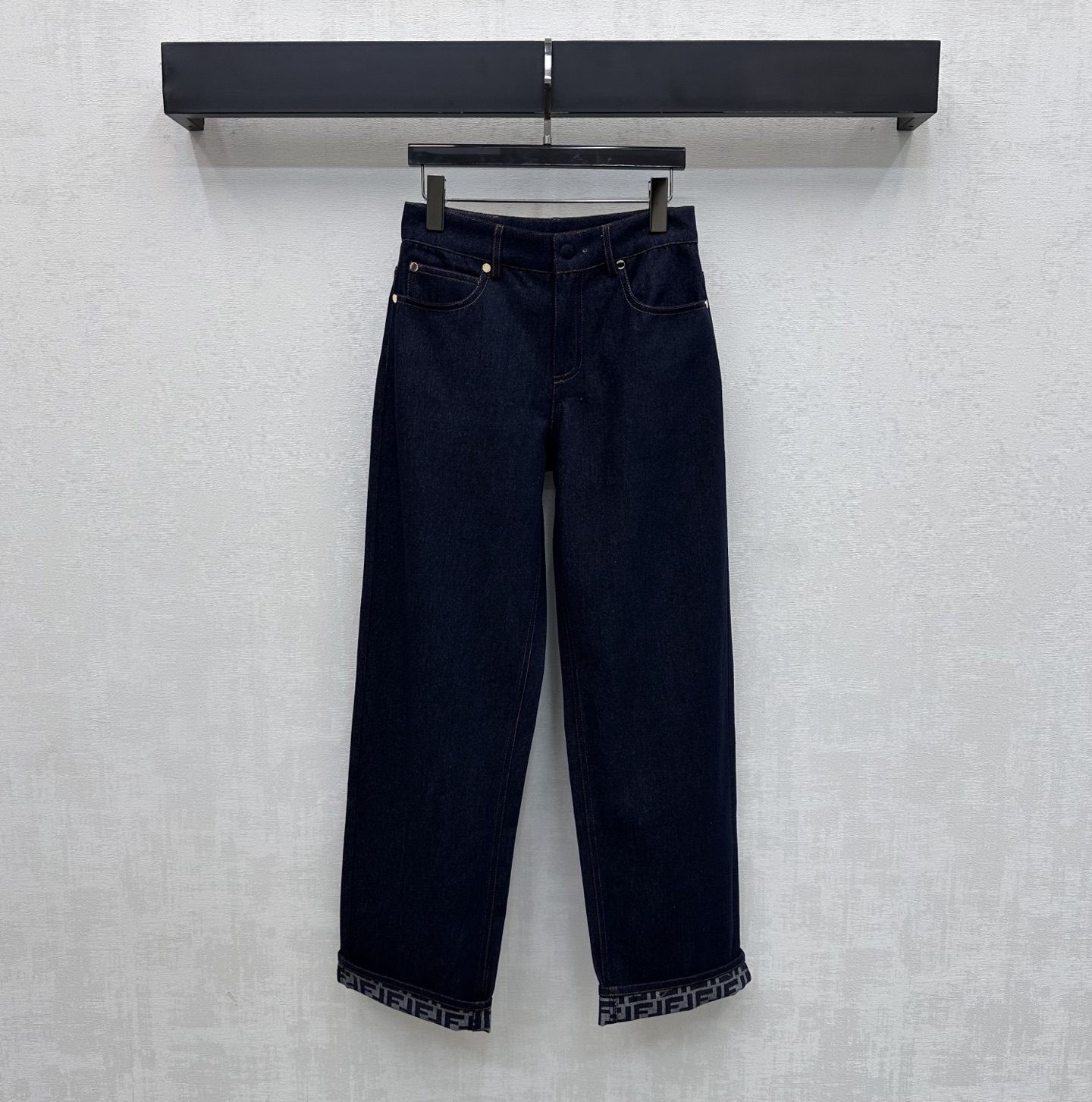 NO:790486,Fend*2026 new arrivals retro folded denim trousers, customized YB imported twill cotton denim material, multiple washes, crisp and stylish, all-over retro dark blue, adding layering to the look, using the folded trouser legs to reveal the iconic double F letter jacquard logo pattern, highlighting the brand tonality, creating a casual high street style, surface accessories development, high waist buttoned straight trousers cut, can be paired with jackets from the same series, complete sets are stylish and stylish, high version, fendi, jackets & coats,19860909Fend*2026新品上架复古翻折牛仔长裤定制YB进口斜纹棉牛仔材质 多重水洗 挺括有型 通体复古深蓝色 增添造型层次感 沿用翻折裤腿露出标志性双F字母提花徽标图案 彰显品牌调性 打造休闲高街风格 面辅料开发 高腰系扣直筒长裤剪裁 可搭配同系列夹克 成套穿搭出彩时髦 高版本,,fendi,jackets & coats,,Women's clothing