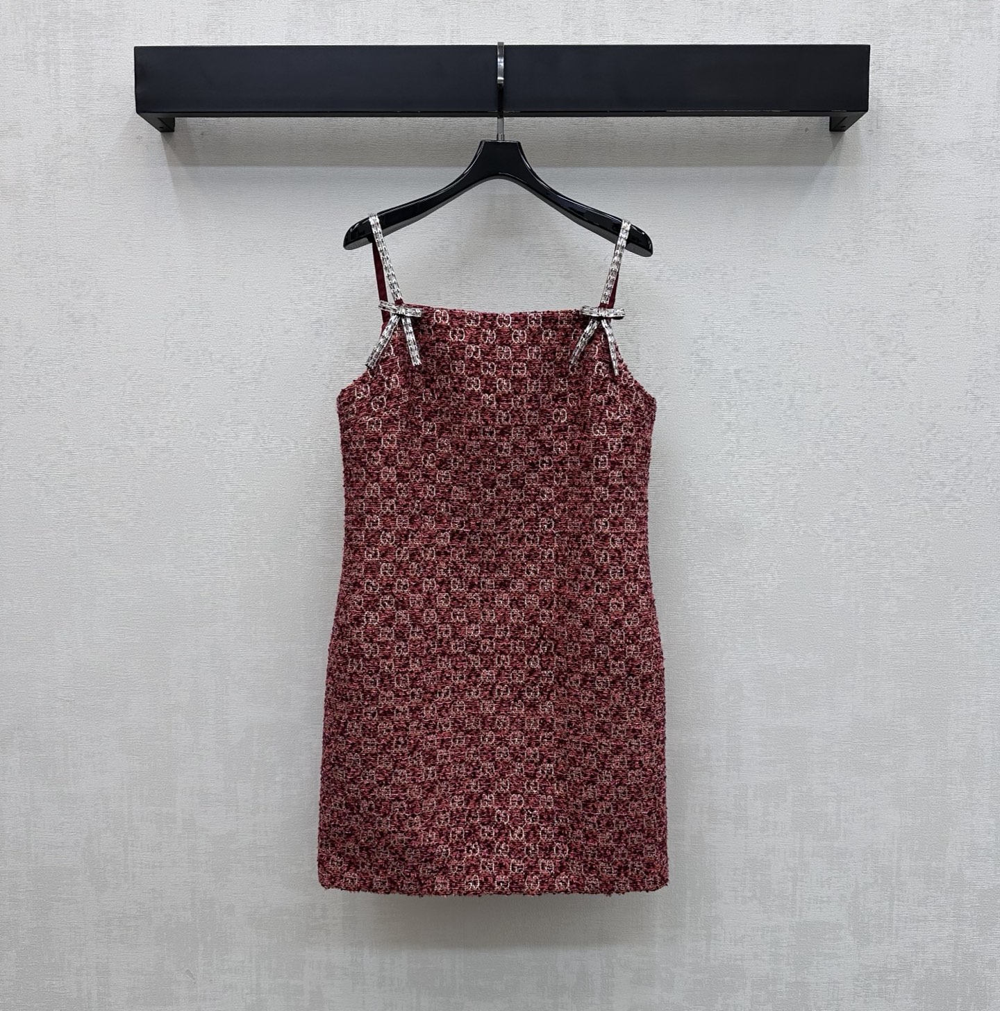 NO:790470,Gucc*2026 new arrivals hot stamping jacquard suspender skirt customized YB imported cotton material, high-grade texture, obvious texture, all-over red bottoming with heavy rhinestone bow chain shoulder strap design, adding layering to the look, setting the eye-catching fashion tone. At the same time, the interspersed silver woven texture rhombus distribution GG hot stamping logo elements highlight the brand tonality. Development of surface accessories. High-waisted suspender dress tailoring can be matched with the same series of jackets. The back waist zipper is easy to put on and take off for a good proportion.  The complete outfit shows French style. High version, gucci, skirts, jackets & coats,19860909Gucc*2026新品上架烫金提花吊带裙定制YB进口棉毛材质 质感高级 肌理明显 通体红色打底配合重工水钻蝴蝶结链条肩带设计 增添造型层次感 垫定亮眼时尚基调 同时利用穿插的银丝编织纹理菱格分布GG烫金徽标元素 彰显品牌调性 面辅料开发 高腰吊带连衣裙版型剪裁 可搭配同系列外套 后腰拉链方便穿脱轻松穿出好比例 成套穿搭尽显法式风范  高版本,,gucci,skirts,jackets & coats,,Women's clothing