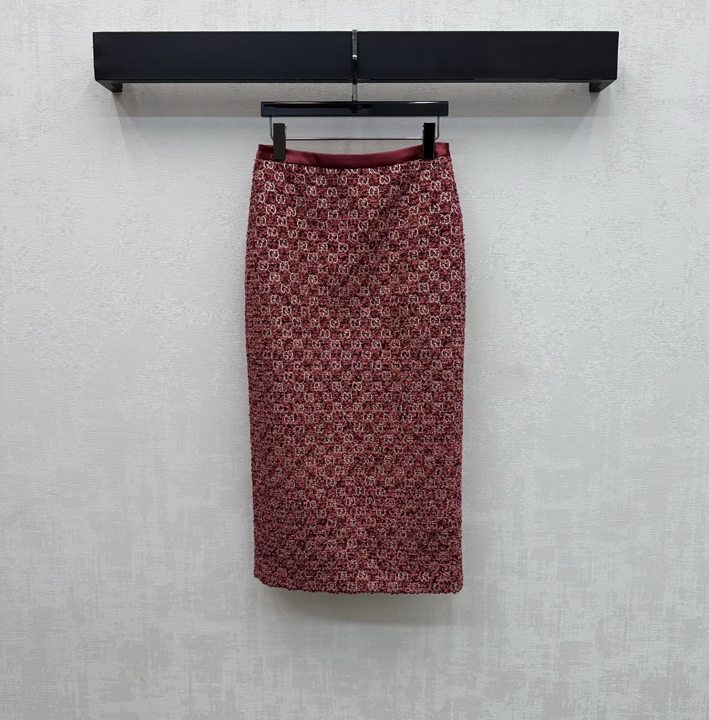 NO:790464,Gucc*2026 new products are on the shelves. The bronzing jacquard high-waist skirt is made of YB imported cotton material. The texture is high-end and the texture is obvious. The whole-body red bottoming is combined with the plain edge outline design. It is combined with the back slit to add layering to the look. It sets the eye-catching fashion tone. At the same time, the interspersed silver wire weaving texture rhombus is used to distribute the GG bronzing logo elements to highlight the brand tone. Development of surface accessories. High-waisted straight skirt style tailoring. Can be matched with tops of the same series.  The zipper on the back waist makes it easy to put on and take off with a good proportion. The complete set shows French style. High version, gucci, skirts,19860909Gucc*2026新品上架烫金提花高腰半裙定制YB进口棉毛材质 质感高级 肌理明显 通体红色打底配合素色包边勾勒设计 配合后开叉处理 增添造型层次感 垫定亮眼时尚基调 同时利用穿插的银丝编织纹理菱格分布GG烫金徽标元素 彰显品牌调性 面辅料开发 高腰直筒半裙版型剪裁 可搭配同系列上装 后腰拉链方便穿脱轻松穿出好比例 成套穿搭尽显法式风范 高版本,,gucci,skirts,,Women's clothing