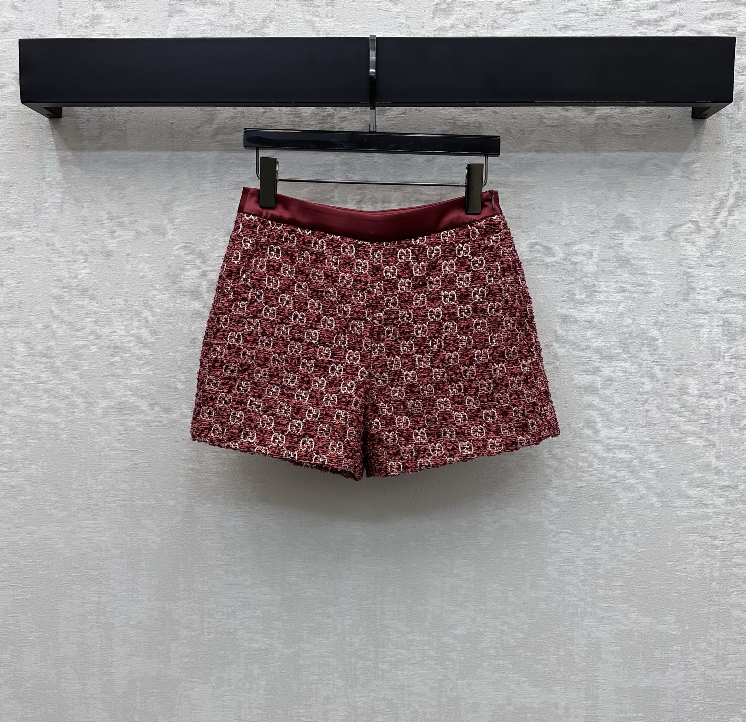 NO:790463,Gucc*2026 new products are on the shelves. Hot stamping jacquard high-waisted shorts are made of custom-made YB imported cotton wool. The texture is high-end and the texture is obvious. The whole-body red bottoming is combined with the plain edge outline design to add layering to the look. It sets the eye-catching fashion tone. At the same time, the interspersed silver woven texture rhombus is used to distribute the GG hot stamping logo elements to highlight the brand tone. Surface and accessories development. High-waisted A-line shorts are cut in a style that can be matched with tops from the same series. Side waist zippers are easy to put on and take off for a good proportion.  The complete outfit shows French style. High version, gucci, shorts,19860909Gucc*2026新品上架烫金提花高腰短裤定制YB进口棉毛材质 质感高级 肌理明显 通体红色打底配合素色包边勾勒设计 增添造型层次感 垫定亮眼时尚基调 同时利用穿插的银丝编织纹理菱格分布GG烫金徽标元素 彰显品牌调性 面辅料开发 高腰A字短裤版型剪裁 可搭配同系列上装 侧腰拉链方便穿脱轻松穿出好比例 成套穿搭尽显法式风范 高版本,,gucci,shorts,,Women's clothing