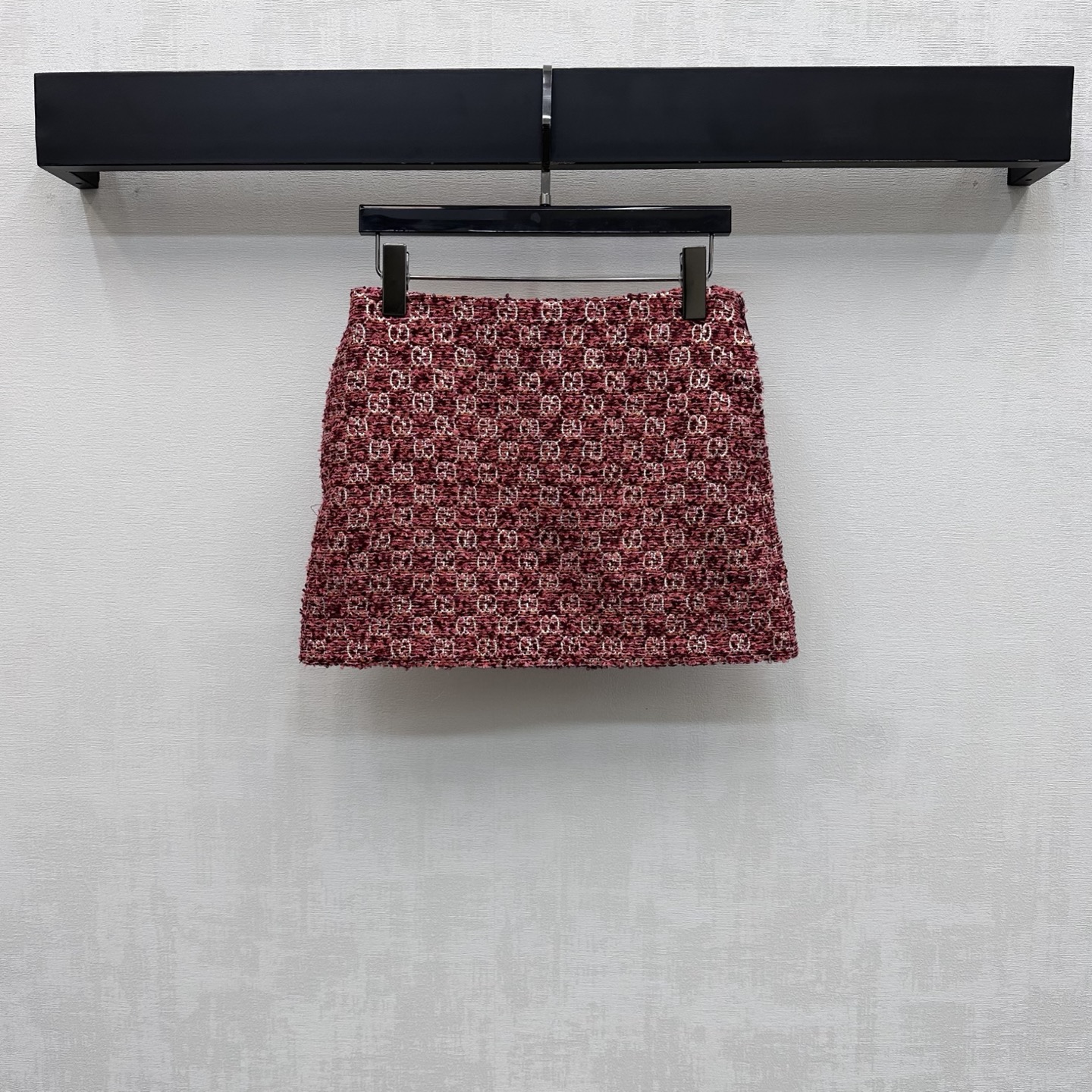 NO:790459,Gucc*2026 new products are on the shelves. The bronzing jacquard high-waisted skirt is made of custom-made YB imported cotton wool. The texture is high-end and the texture is obvious. The all-over red bottoming is matched with the side zipper adjustment to add a sense of layering to the look. It sets the eye-catching fashion tone. At the same time, the interspersed silver woven texture rhombus is used to distribute the GG bronzing logo craft elements to highlight the brand's tonality. Development of surface accessories. The high-waisted straight skirt is tailored and can be matched with tops from the same series to easily wear a good proportion.  The complete outfit shows French style. High version, gucci, skirts,19860909Gucc*2026新品上架烫金提花高腰短裙定制YB进口棉毛材质 质感高级 肌理明显 通体红色打底配合配合侧拉链调节处理 增添造型层次感 垫定亮眼时尚基调 同时利用穿插的银丝编织纹理菱格分布GG烫金徽标工艺元素 彰显品牌调性 面辅料开发 高腰直筒短裙版型剪裁 可搭配同系列上装 轻松穿出好比例 成套穿搭尽显法式风范 高版本,,gucci,skirts,,Women's clothing