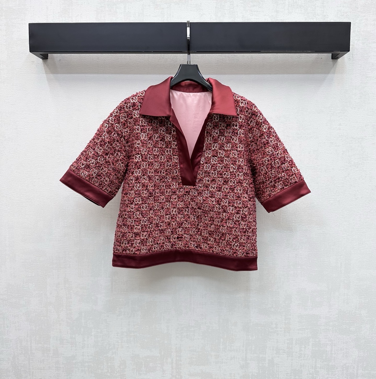 NO:790461,Gucc*2026 new products are on the shelves. The bronzing jacquard short-sleeved top is made of custom-made YB imported cotton wool. The texture is high-end and the texture is obvious. The all-over red bottoming is combined with the plain edge outline design to add layering to the look. It sets the eye-catching fashion tone. At the same time, the interspersed silver woven texture rhombus is used to distribute the GG bronzing logo elements to highlight the brand tone. Development of surface accessories. Lapel half-breasted short-sleeved top style tailoring. Can be paired with the same series of skirts and trousers. The complete set shows French style.  High version,,gucci,skirts,T-shirt,19860909Gucc*2026新品上架烫金提花短袖上衣定制YB进口棉毛材质 质感高级 肌理明显 通体红色打底配合素色包边勾勒设计 增添造型层次感 垫定亮眼时尚基调 同时利用穿插的银丝编织纹理菱格分布GG烫金徽标元素 彰显品牌调性 面辅料开发 翻领半开襟短袖上衣版型剪裁 可搭配同系列裙裤装 成套穿搭尽显法式风范 高版本,,gucci,skirts,T-shirt,,Women's clothing