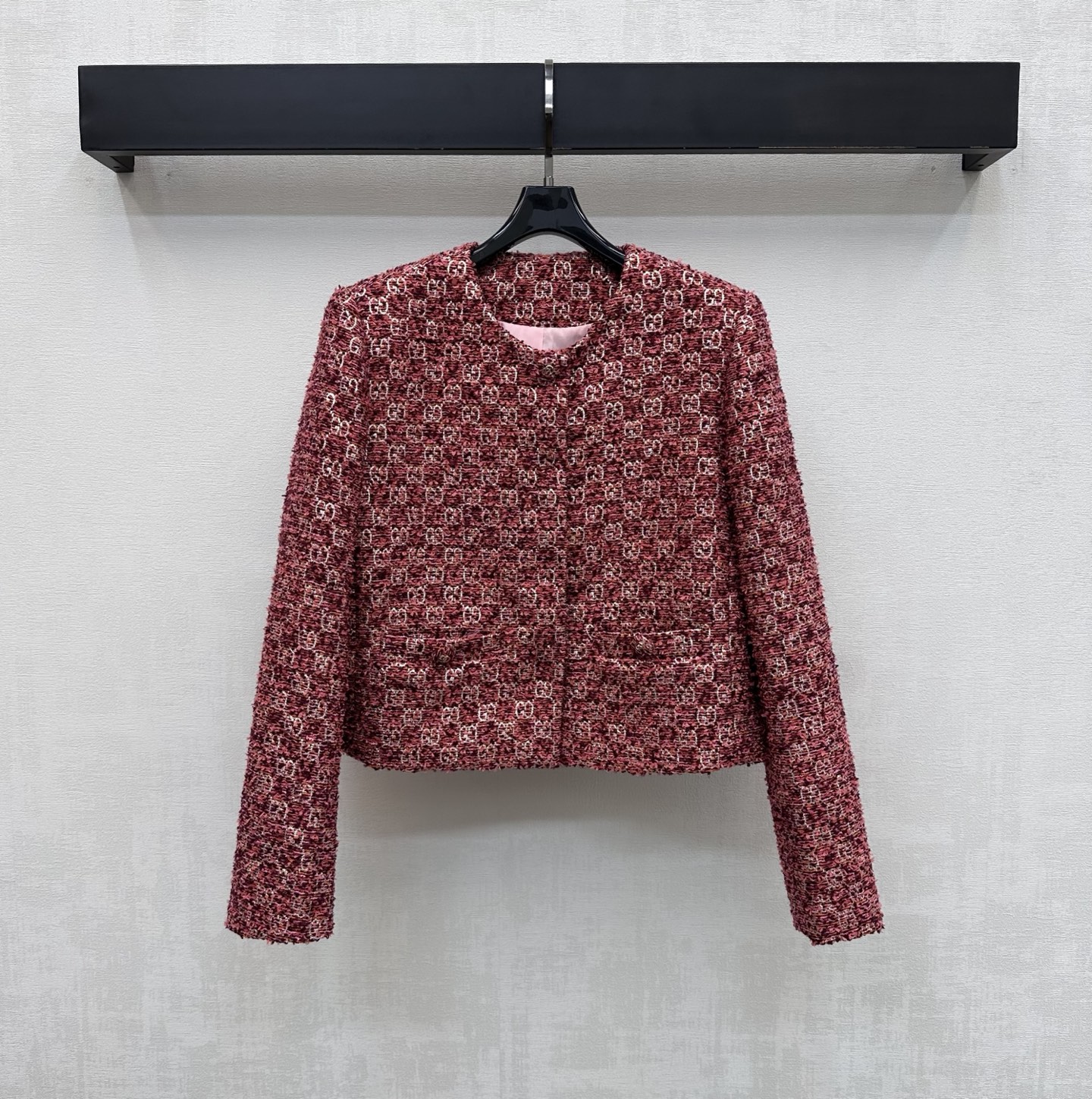 NO:790457,Gucc*2026 New Arrival Hot Stamping Jacquard Dress Jacket Customized YB Imported Cotton Wool Material High-grade Texture Obvious Texture All-over Red Bottoming with Open Placket Adjustable Design Adds Layering to the Style and Sets the Eye-catching Fashion Tone At the same time, the interspersed silver wire woven texture rhombus distribution GG hot stamping logo craft elements highlight the brand tonality. Surface and accessories development. Round neck right shoulder jacket style tailoring. Can be paired with the same series of skirts and trousers to easily wear with good proportions.  The complete outfit shows French style. High version, gucci, skirts, jackets & coats,19860909Gucc*2026新品上架烫金提花洋装外套定制YB进口棉毛材质 质感高级 肌理明显 通体红色打底配合开襟按扣调节设计 增添造型层次感 垫定亮眼时尚基调 同时利用穿插的银丝编织纹理菱格分布GG烫金徽标工艺元素 彰显品牌调性 面辅料开发 圆领正肩外套版型剪裁 可搭配同系列裙裤装 轻松穿出好比例 成套穿搭尽显法式风范  高版本,,gucci,skirts,jackets & coats,,Women's clothing