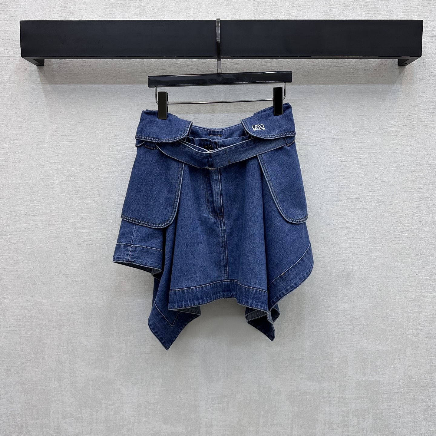NO:790491,Loew*2026 new arrivals Irregular denim skirt customized with YB imported twill cotton denim material. Multiple washes create a comfortable and stylish texture. Retro fashion. Follow the multi-layered irregular pleated skirt design. Use the original fabric belt to adjust the elasticity to add layering to the look. The waist is embellished with the iconic embroidered logo decoration to highlight the brand tone. Cool and stylish. Surface accessories development. High-waisted buttoned skirt cut. Can be paired with shirts and jackets from the same series. Matching as a set is more unique.  Can also be purchased separately in higher versions, loewe, skirts, jackets & coats,19860909Loew*2026新品上架不规则牛仔半裙定制YB进口斜纹全棉牛仔材质 多重水洗打造舒适有型质感 复古时尚 沿用多层次不规则压褶裙摆设计 配合本布腰带调节松紧 增添造型层次感 腰侧点缀标志性刺绣徽标装饰 彰显品牌调性 酷飒有型 面辅料开发 高腰系扣半裙剪裁 可搭配同系列衬衣外套 成套搭配更为独特魅力 也可分开购入 高版本,,loewe,skirts,jackets & coats,,Women's clothing