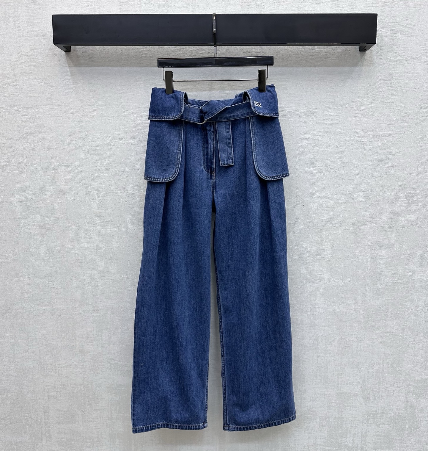 NO:790482,Loew*2026 new arrivals workwear denim trousers customized with YB imported twill cotton denim material. Multiple washes create a comfortable and stylish texture. Retro fashion. Follow the symmetrical flap pocket design. Adjust the elasticity with the original fabric belt to add layering to the look. Iconic embroidered logo decoration on the waist to highlight the brand tone. Cool and stylish. Development of surface accessories. High-waist buttoned trousers cut. Can be paired with shirts and jackets from the same series. Matching as a set adds unique charm. Can also be purchased separately.  High version,,loewe,jackets & coats,19860909Loew*2026新品上架工装牛仔长裤定制YB进口斜纹全棉牛仔材质 多重水洗打造舒适有型质感 复古时尚 沿用对称翻盖口袋设计 配合本布腰带调节松紧 增添造型层次感 腰侧点缀标志性刺绣徽标装饰 彰显品牌调性 酷飒有型 面辅料开发 高腰系扣长裤剪裁 可搭配同系列衬衣外套 成套搭配更为独特魅力 也可分开购入 高版本,,loewe,jackets & coats,,Women's clothing